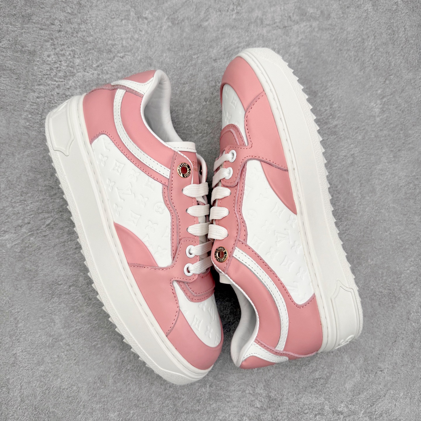 图片[3]-＃FS Louis Vuitton 路易威登 lv Time Out 低帮时尚运动板鞋 为舒软小牛皮革压印金属质感 Monogram 图案 再令 Louis 和vuitton 装饰点缀鞋带 与卢勒克斯金属线共同 释放莹泽光芒 搭配后部 Monogram帆布饰边和加厚胎面橡胶外底 鞋面胎牛皮和进口PVC制裁而成 高密度进口电脑车线工艺、经典LOGO跟PVC完美结合 原版大底开模 内里采用进口羊皮 超软皮内里+鞋垫 最新LV/路易威登 杨幂 关晓彤 官方等多明星网红同款 快手抖音等多平台热推 尺码：35 36 37 38 39 40 41 42 43 44-选品中心