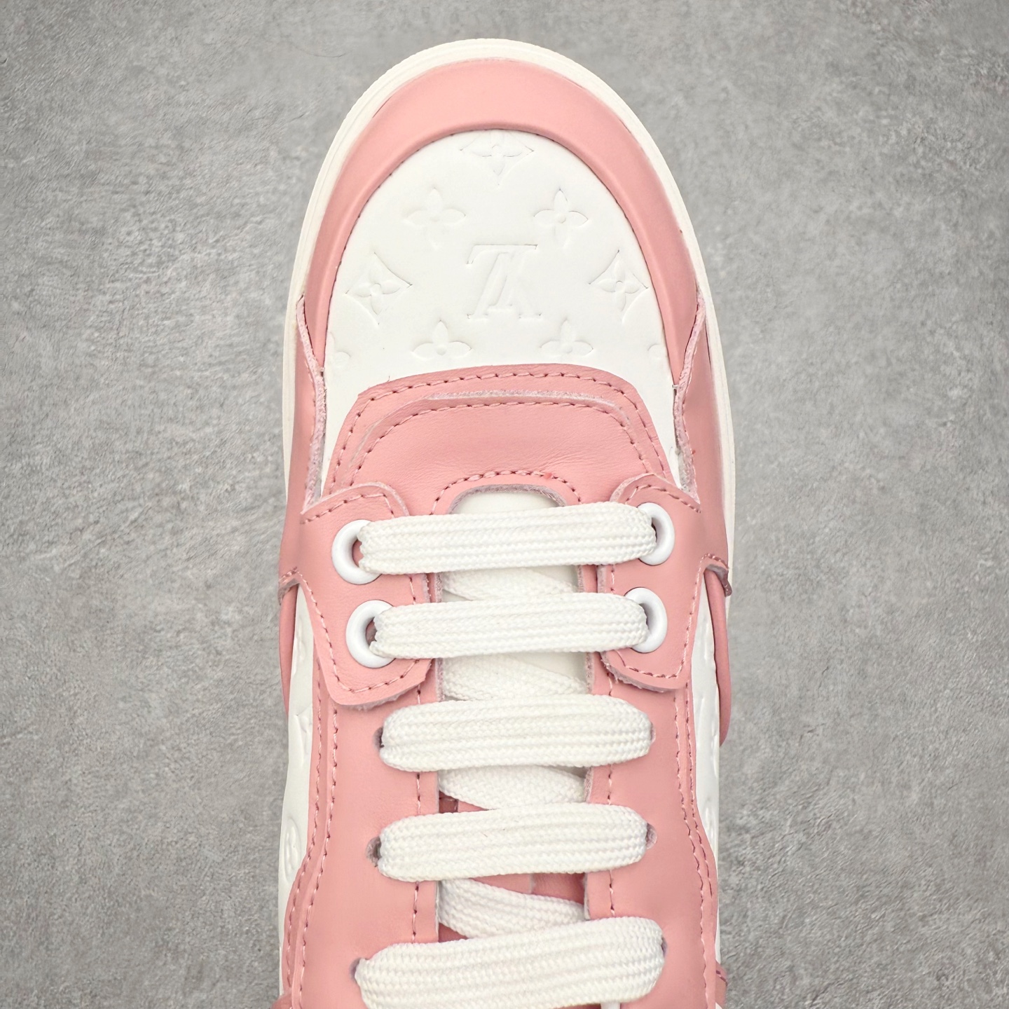 图片[4]-＃FS Louis Vuitton 路易威登 lv Time Out 低帮时尚运动板鞋 为舒软小牛皮革压印金属质感 Monogram 图案 再令 Louis 和vuitton 装饰点缀鞋带 与卢勒克斯金属线共同 释放莹泽光芒 搭配后部 Monogram帆布饰边和加厚胎面橡胶外底 鞋面胎牛皮和进口PVC制裁而成 高密度进口电脑车线工艺、经典LOGO跟PVC完美结合 原版大底开模 内里采用进口羊皮 超软皮内里+鞋垫 最新LV/路易威登 杨幂 关晓彤 官方等多明星网红同款 快手抖音等多平台热推 尺码：35 36 37 38 39 40 41 42 43 44-选品中心