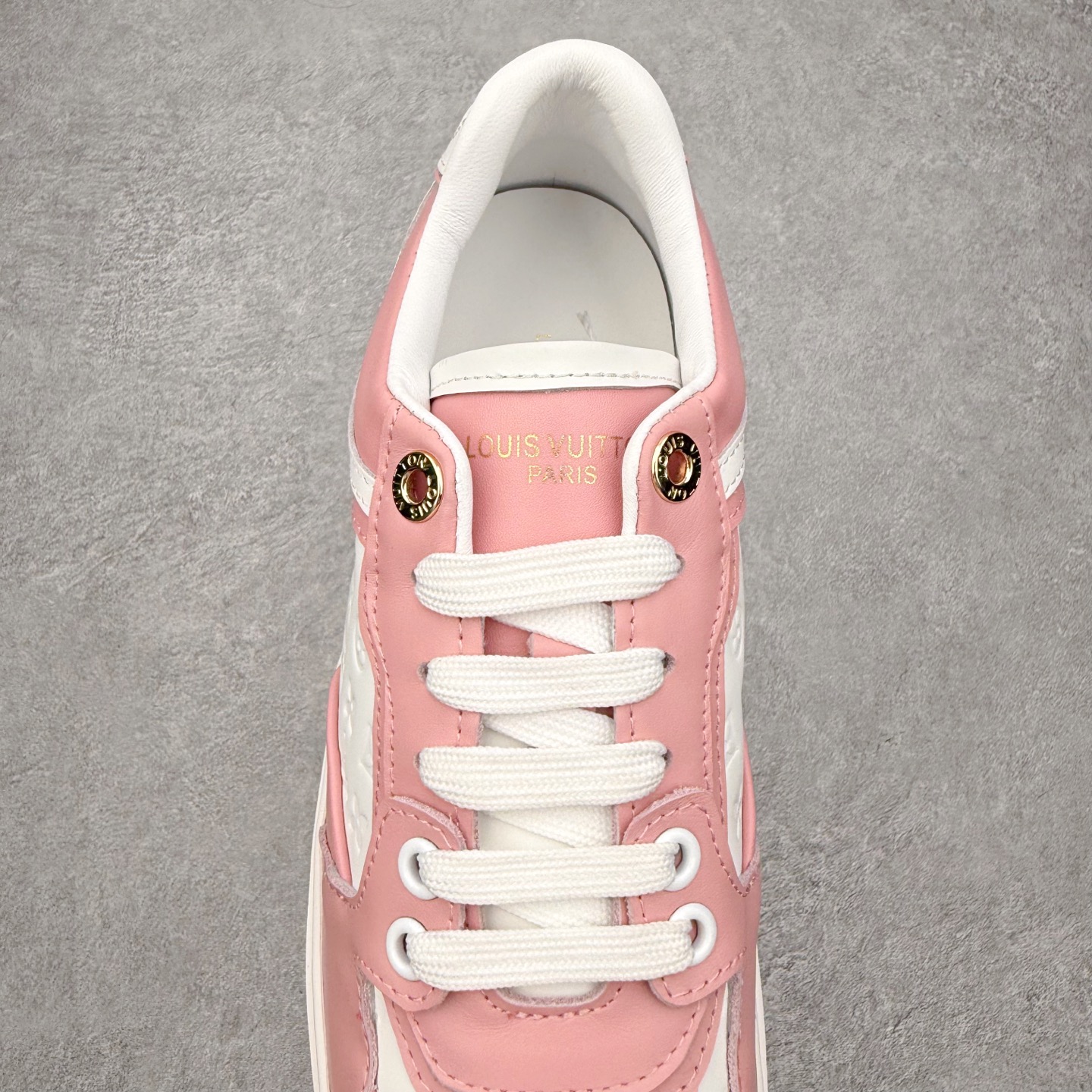 图片[5]-＃FS Louis Vuitton 路易威登 lv Time Out 低帮时尚运动板鞋 为舒软小牛皮革压印金属质感 Monogram 图案 再令 Louis 和vuitton 装饰点缀鞋带 与卢勒克斯金属线共同 释放莹泽光芒 搭配后部 Monogram帆布饰边和加厚胎面橡胶外底 鞋面胎牛皮和进口PVC制裁而成 高密度进口电脑车线工艺、经典LOGO跟PVC完美结合 原版大底开模 内里采用进口羊皮 超软皮内里+鞋垫 最新LV/路易威登 杨幂 关晓彤 官方等多明星网红同款 快手抖音等多平台热推 尺码：35 36 37 38 39 40 41 42 43 44-选品中心