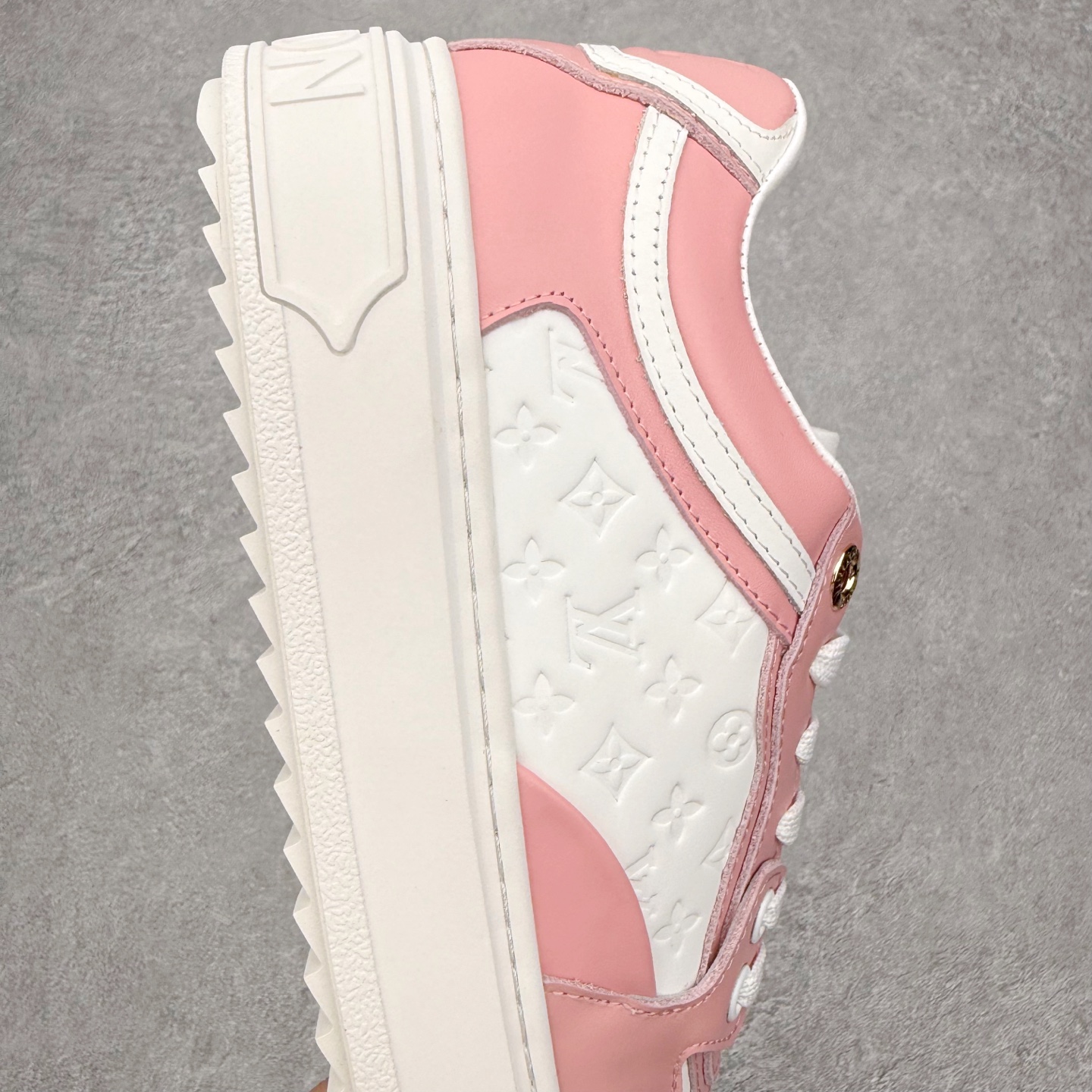 图片[6]-＃FS Louis Vuitton 路易威登 lv Time Out 低帮时尚运动板鞋 为舒软小牛皮革压印金属质感 Monogram 图案 再令 Louis 和vuitton 装饰点缀鞋带 与卢勒克斯金属线共同 释放莹泽光芒 搭配后部 Monogram帆布饰边和加厚胎面橡胶外底 鞋面胎牛皮和进口PVC制裁而成 高密度进口电脑车线工艺、经典LOGO跟PVC完美结合 原版大底开模 内里采用进口羊皮 超软皮内里+鞋垫 最新LV/路易威登 杨幂 关晓彤 官方等多明星网红同款 快手抖音等多平台热推 尺码：35 36 37 38 39 40 41 42 43 44-选品中心