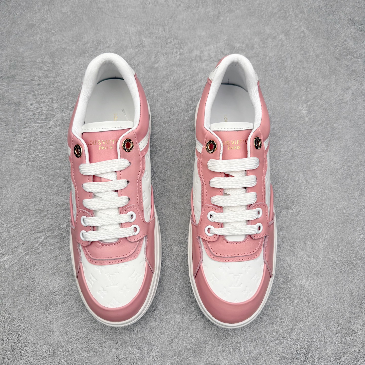 图片[2]-＃FS Louis Vuitton 路易威登 lv Time Out 低帮时尚运动板鞋 为舒软小牛皮革压印金属质感 Monogram 图案 再令 Louis 和vuitton 装饰点缀鞋带 与卢勒克斯金属线共同 释放莹泽光芒 搭配后部 Monogram帆布饰边和加厚胎面橡胶外底 鞋面胎牛皮和进口PVC制裁而成 高密度进口电脑车线工艺、经典LOGO跟PVC完美结合 原版大底开模 内里采用进口羊皮 超软皮内里+鞋垫 最新LV/路易威登 杨幂 关晓彤 官方等多明星网红同款 快手抖音等多平台热推 尺码：35 36 37 38 39 40 41 42 43 44-选品中心