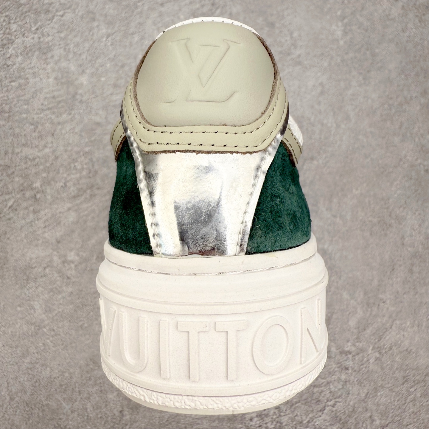 图片[8]-＃FS Louis Vuitton 路易威登 lv Time Out 低帮时尚运动板鞋 为舒软小牛皮革压印金属质感 Monogram 图案 再令 Louis 和vuitton 装饰点缀鞋带 与卢勒克斯金属线共同 释放莹泽光芒 搭配后部 Monogram帆布饰边和加厚胎面橡胶外底 鞋面胎牛皮和进口PVC制裁而成 高密度进口电脑车线工艺、经典LOGO跟PVC完美结合 原版大底开模 内里采用进口羊皮 超软皮内里+鞋垫 最新LV/路易威登 杨幂 关晓彤 官方等多明星网红同款 快手抖音等多平台热推 尺码：35 36 37 38 39 40 41 42 43 44-选品中心