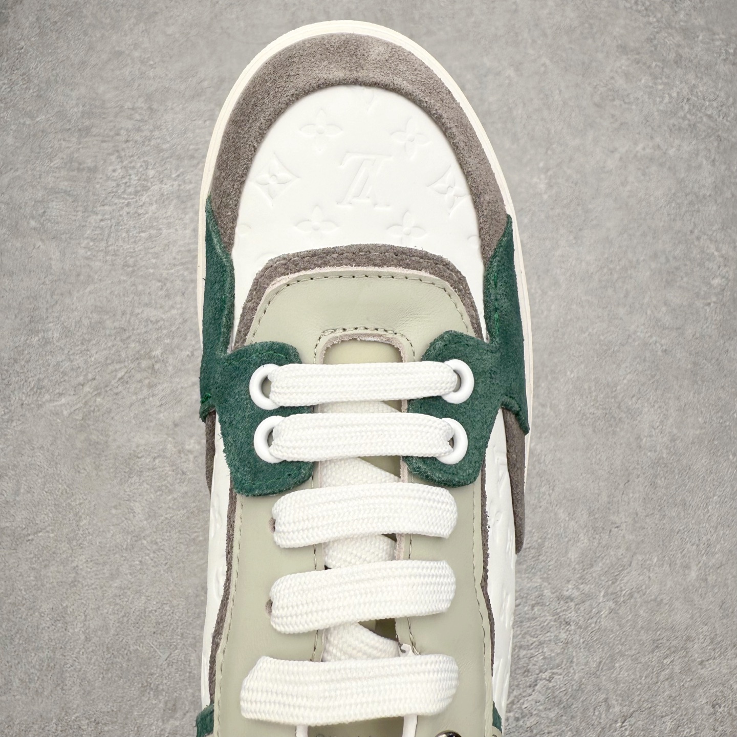 图片[4]-＃FS Louis Vuitton 路易威登 lv Time Out 低帮时尚运动板鞋 为舒软小牛皮革压印金属质感 Monogram 图案 再令 Louis 和vuitton 装饰点缀鞋带 与卢勒克斯金属线共同 释放莹泽光芒 搭配后部 Monogram帆布饰边和加厚胎面橡胶外底 鞋面胎牛皮和进口PVC制裁而成 高密度进口电脑车线工艺、经典LOGO跟PVC完美结合 原版大底开模 内里采用进口羊皮 超软皮内里+鞋垫 最新LV/路易威登 杨幂 关晓彤 官方等多明星网红同款 快手抖音等多平台热推 尺码：35 36 37 38 39 40 41 42 43 44-选品中心