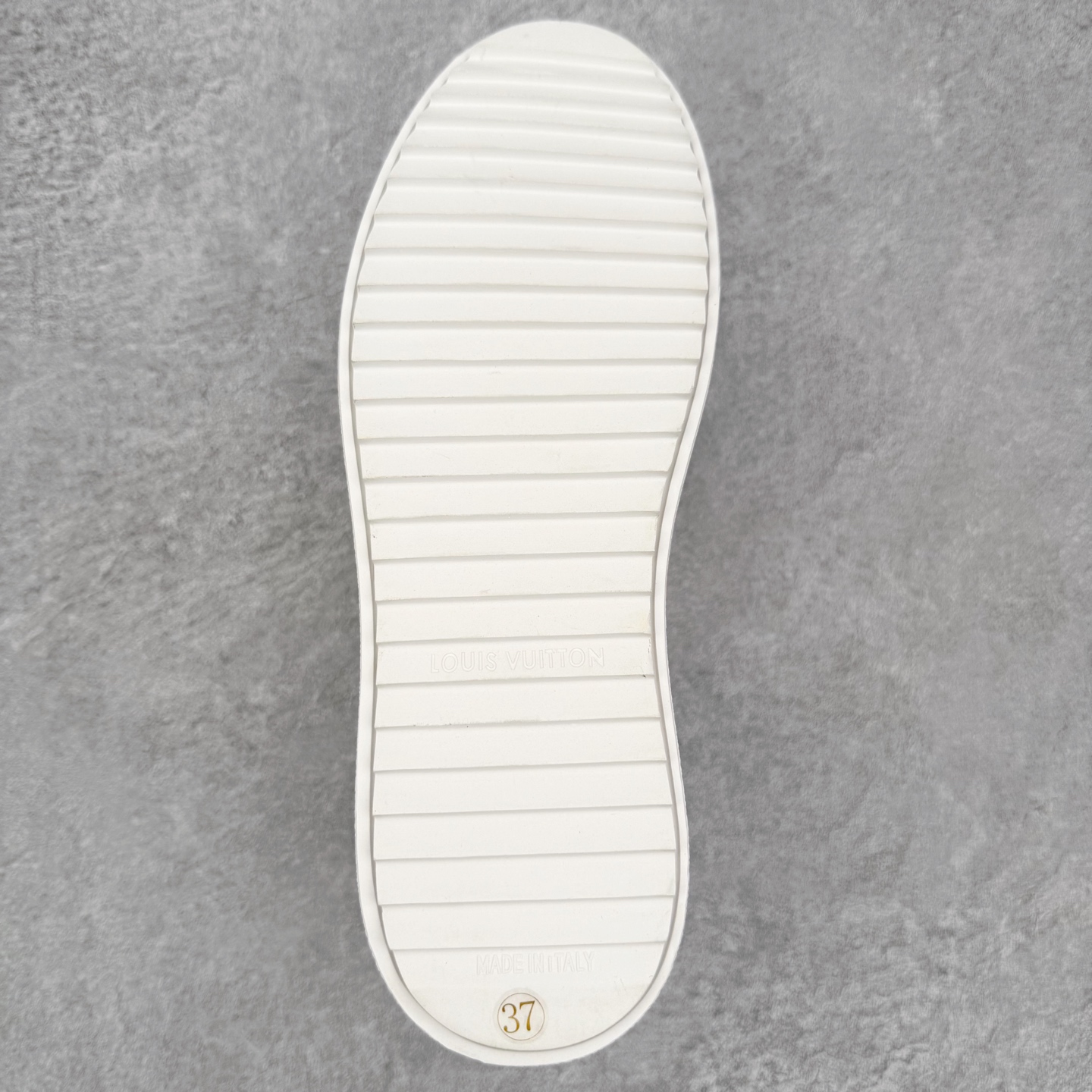 图片[9]-＃FS Louis Vuitton 路易威登 lv Time Out 低帮时尚运动板鞋 为舒软小牛皮革压印金属质感 Monogram 图案 再令 Louis 和vuitton 装饰点缀鞋带 与卢勒克斯金属线共同 释放莹泽光芒 搭配后部 Monogram帆布饰边和加厚胎面橡胶外底 鞋面胎牛皮和进口PVC制裁而成 高密度进口电脑车线工艺、经典LOGO跟PVC完美结合 原版大底开模 内里采用进口羊皮 超软皮内里+鞋垫 最新LV/路易威登 杨幂 关晓彤 官方等多明星网红同款 快手抖音等多平台热推 尺码：35 36 37 38 39 40 41 42 43 44-选品中心