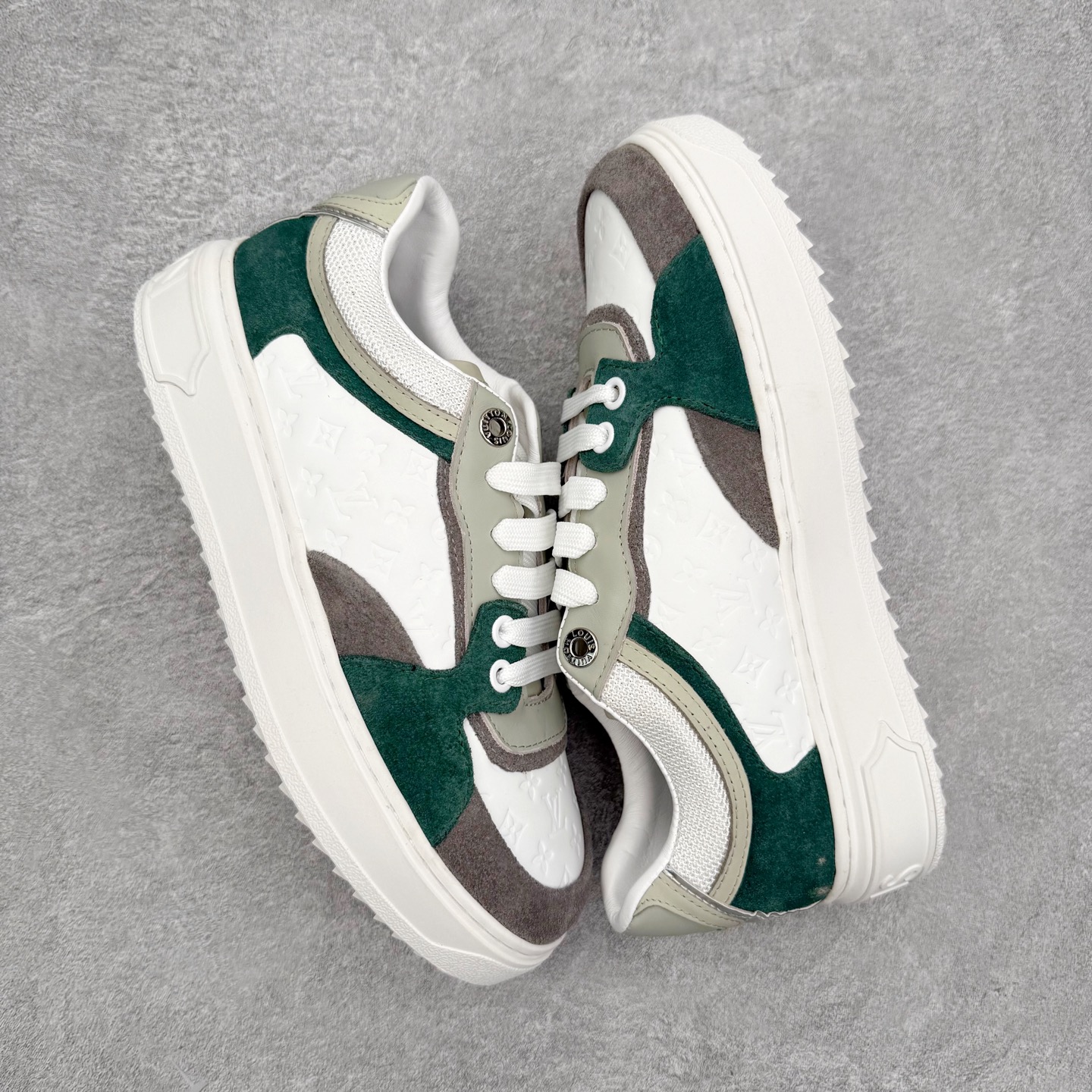 图片[3]-＃FS Louis Vuitton 路易威登 lv Time Out 低帮时尚运动板鞋 为舒软小牛皮革压印金属质感 Monogram 图案 再令 Louis 和vuitton 装饰点缀鞋带 与卢勒克斯金属线共同 释放莹泽光芒 搭配后部 Monogram帆布饰边和加厚胎面橡胶外底 鞋面胎牛皮和进口PVC制裁而成 高密度进口电脑车线工艺、经典LOGO跟PVC完美结合 原版大底开模 内里采用进口羊皮 超软皮内里+鞋垫 最新LV/路易威登 杨幂 关晓彤 官方等多明星网红同款 快手抖音等多平台热推 尺码：35 36 37 38 39 40 41 42 43 44-选品中心