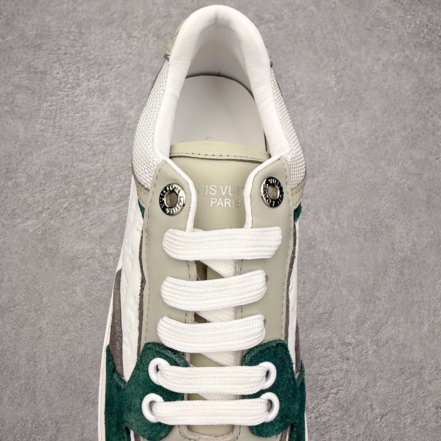 图片[5]-＃FS Louis Vuitton 路易威登 lv Time Out 低帮时尚运动板鞋 为舒软小牛皮革压印金属质感 Monogram 图案 再令 Louis 和vuitton 装饰点缀鞋带 与卢勒克斯金属线共同 释放莹泽光芒 搭配后部 Monogram帆布饰边和加厚胎面橡胶外底 鞋面胎牛皮和进口PVC制裁而成 高密度进口电脑车线工艺、经典LOGO跟PVC完美结合 原版大底开模 内里采用进口羊皮 超软皮内里+鞋垫 最新LV/路易威登 杨幂 关晓彤 官方等多明星网红同款 快手抖音等多平台热推 尺码：35 36 37 38 39 40 41 42 43 44-选品中心
