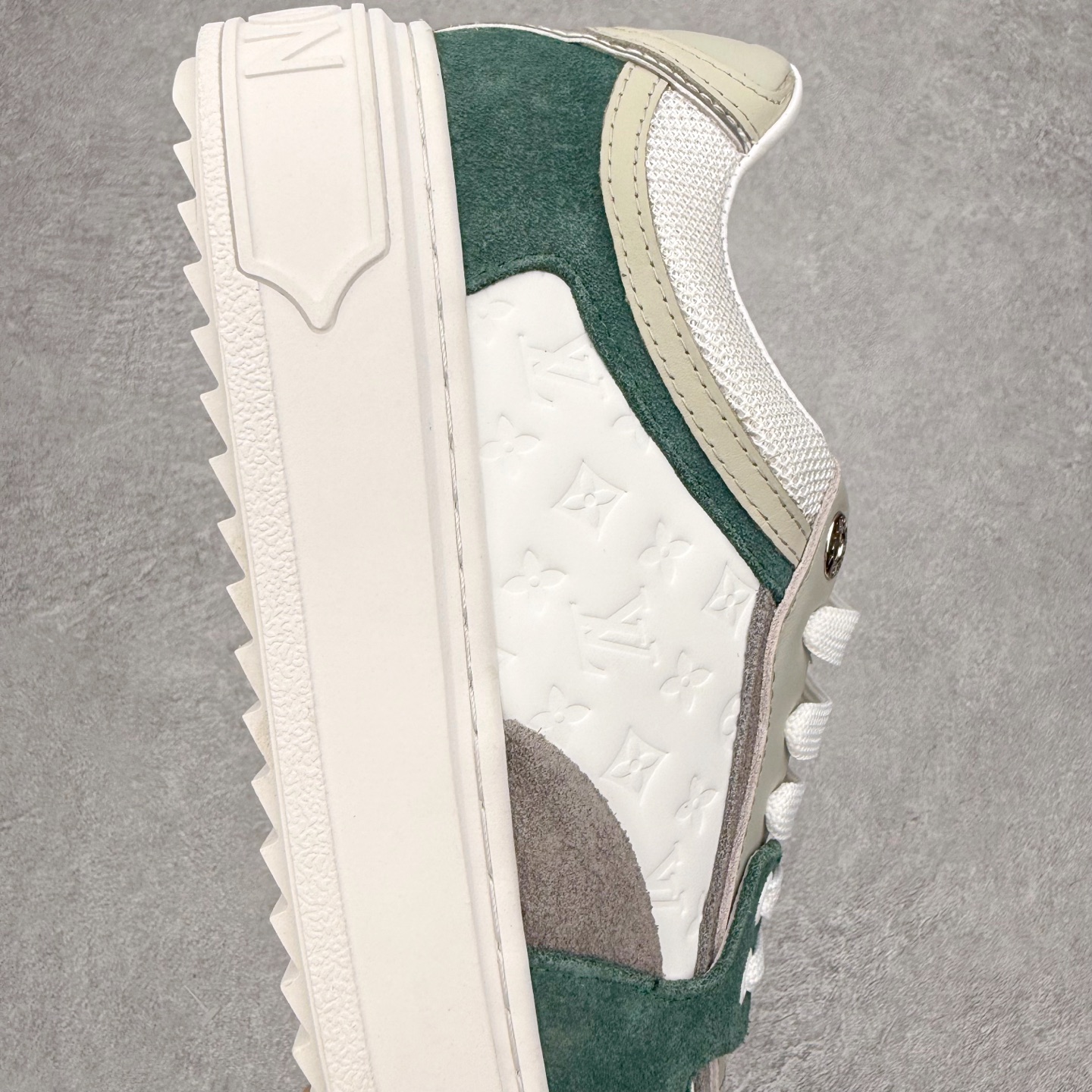 图片[6]-＃FS Louis Vuitton 路易威登 lv Time Out 低帮时尚运动板鞋 为舒软小牛皮革压印金属质感 Monogram 图案 再令 Louis 和vuitton 装饰点缀鞋带 与卢勒克斯金属线共同 释放莹泽光芒 搭配后部 Monogram帆布饰边和加厚胎面橡胶外底 鞋面胎牛皮和进口PVC制裁而成 高密度进口电脑车线工艺、经典LOGO跟PVC完美结合 原版大底开模 内里采用进口羊皮 超软皮内里+鞋垫 最新LV/路易威登 杨幂 关晓彤 官方等多明星网红同款 快手抖音等多平台热推 尺码：35 36 37 38 39 40 41 42 43 44-选品中心