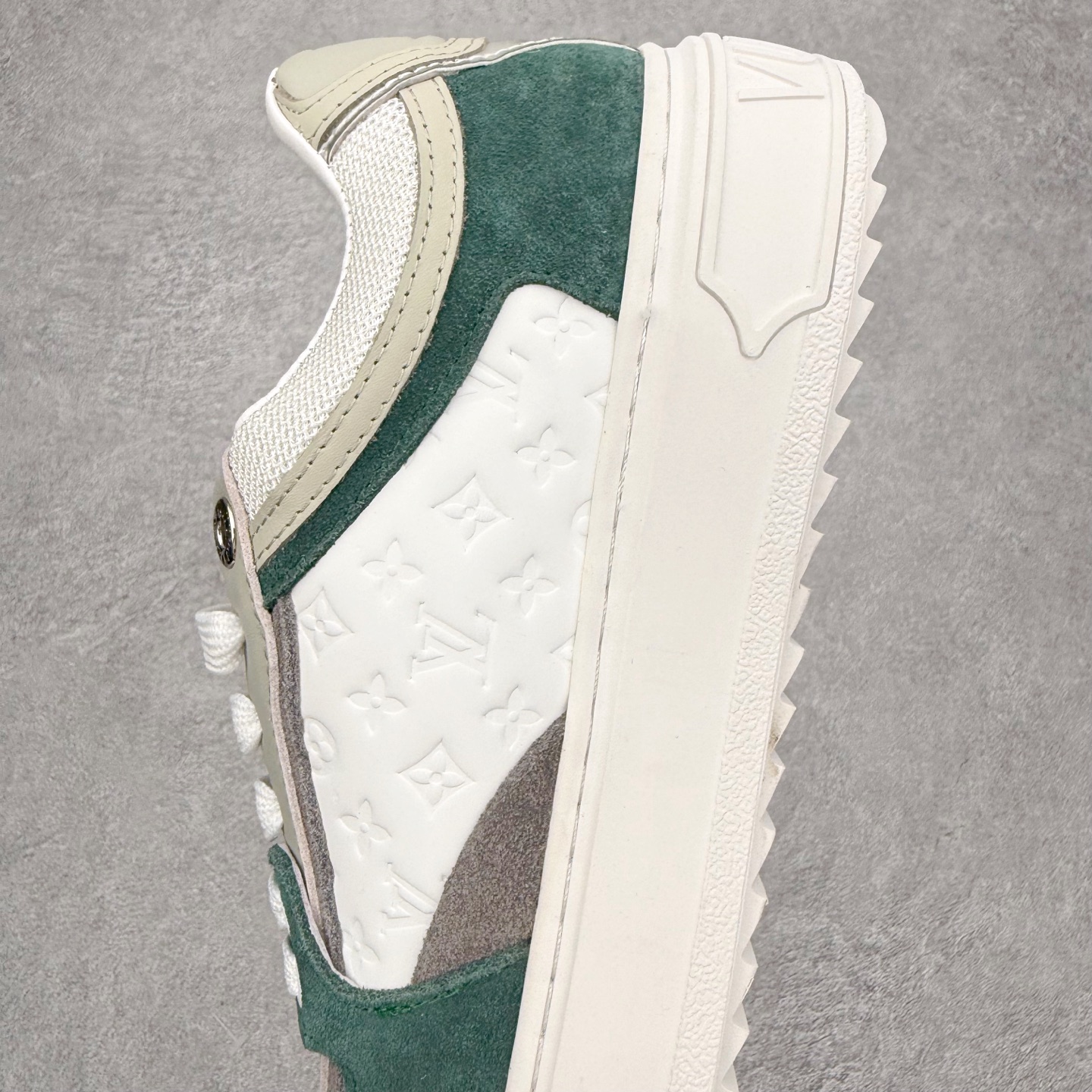 图片[7]-＃FS Louis Vuitton 路易威登 lv Time Out 低帮时尚运动板鞋 为舒软小牛皮革压印金属质感 Monogram 图案 再令 Louis 和vuitton 装饰点缀鞋带 与卢勒克斯金属线共同 释放莹泽光芒 搭配后部 Monogram帆布饰边和加厚胎面橡胶外底 鞋面胎牛皮和进口PVC制裁而成 高密度进口电脑车线工艺、经典LOGO跟PVC完美结合 原版大底开模 内里采用进口羊皮 超软皮内里+鞋垫 最新LV/路易威登 杨幂 关晓彤 官方等多明星网红同款 快手抖音等多平台热推 尺码：35 36 37 38 39 40 41 42 43 44-选品中心