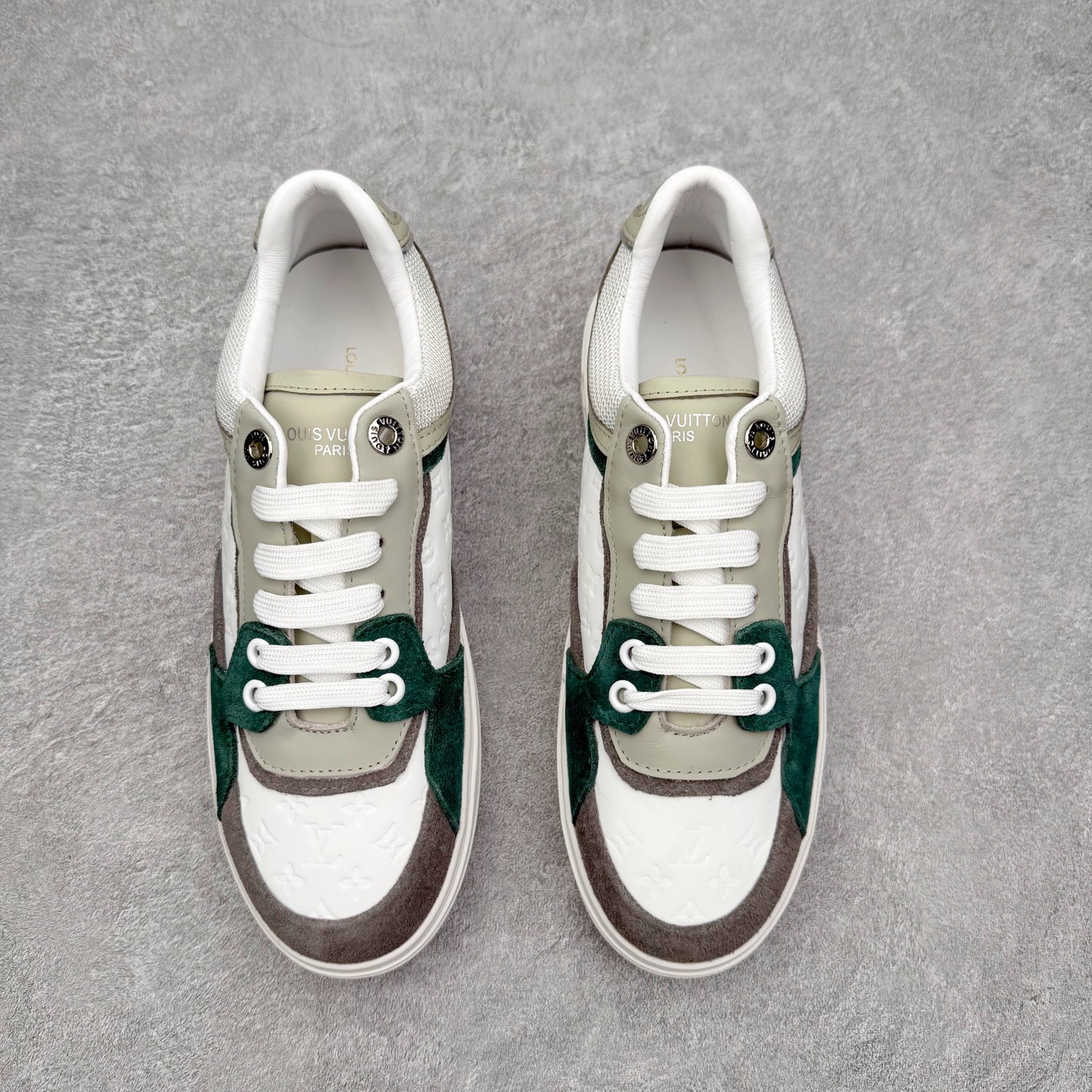 图片[2]-＃FS Louis Vuitton 路易威登 lv Time Out 低帮时尚运动板鞋 为舒软小牛皮革压印金属质感 Monogram 图案 再令 Louis 和vuitton 装饰点缀鞋带 与卢勒克斯金属线共同 释放莹泽光芒 搭配后部 Monogram帆布饰边和加厚胎面橡胶外底 鞋面胎牛皮和进口PVC制裁而成 高密度进口电脑车线工艺、经典LOGO跟PVC完美结合 原版大底开模 内里采用进口羊皮 超软皮内里+鞋垫 最新LV/路易威登 杨幂 关晓彤 官方等多明星网红同款 快手抖音等多平台热推 尺码：35 36 37 38 39 40 41 42 43 44-选品中心