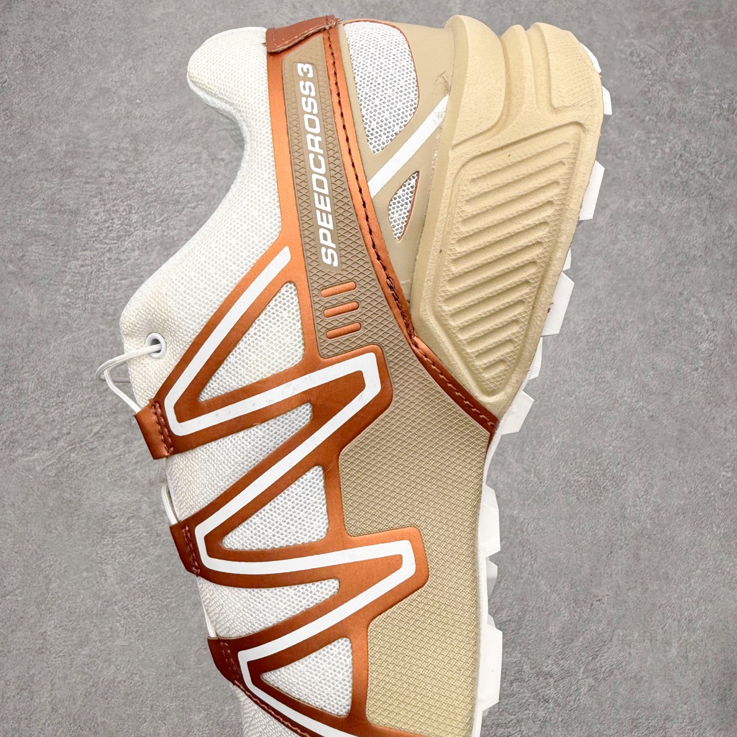 图片[7]-SALOMON 萨洛蒙 Speedcross 3 舒适轻盈减震包裹性支撑耐磨轻便低帮生活休闲鞋 男女同款 SALOMON诞生于1947年的法国阿尔卑斯山区，全球知名的户外运动品牌。一直致力于推动滑雪、越野跑等山地运动的发展及产品的进步。其产品设计致力于追求创新和发掘产品的性能极限，帮助喜欢自由的人在山地间不断挑战自我。实拍调校N版已经零色差零失真 百分百还原实物色彩所见即所得 不存在货不对板色差等低级问题 选购参考实物拍摄 不混卖不参货 只用心做好货严格选品 承诺混一赔十 尺码：36 36.5 37.5 38 38.5 39 40 40.5 41 42 42.5 43 44 44.5 45-选品中心