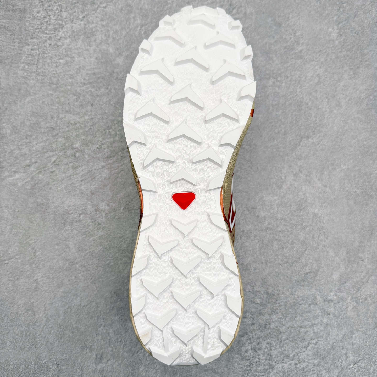 图片[9]-SALOMON 萨洛蒙 Speedcross 3 舒适轻盈减震包裹性支撑耐磨轻便低帮生活休闲鞋 男女同款 SALOMON诞生于1947年的法国阿尔卑斯山区，全球知名的户外运动品牌。一直致力于推动滑雪、越野跑等山地运动的发展及产品的进步。其产品设计致力于追求创新和发掘产品的性能极限，帮助喜欢自由的人在山地间不断挑战自我。实拍调校N版已经零色差零失真 百分百还原实物色彩所见即所得 不存在货不对板色差等低级问题 选购参考实物拍摄 不混卖不参货 只用心做好货严格选品 承诺混一赔十 尺码：36 36.5 37.5 38 38.5 39 40 40.5 41 42 42.5 43 44 44.5 45-选品中心