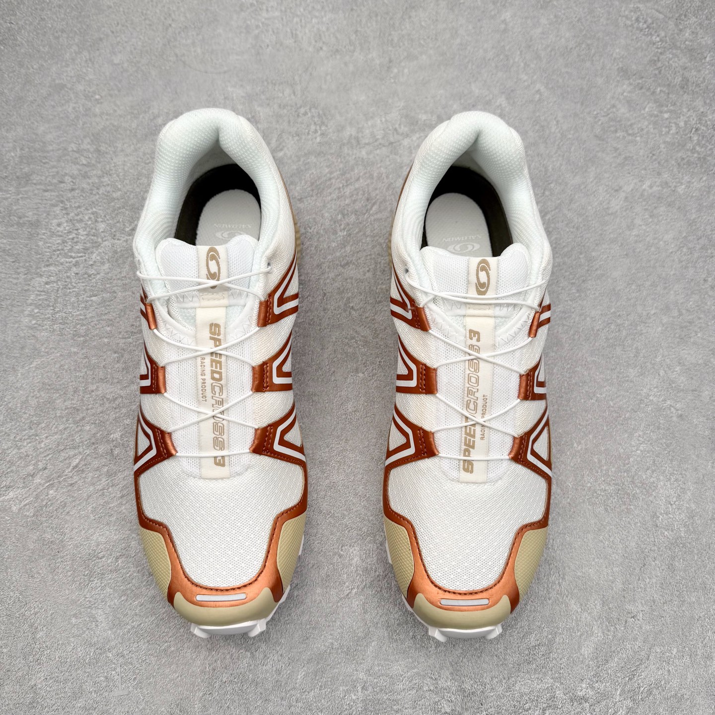 图片[2]-SALOMON 萨洛蒙 Speedcross 3 舒适轻盈减震包裹性支撑耐磨轻便低帮生活休闲鞋 男女同款 SALOMON诞生于1947年的法国阿尔卑斯山区，全球知名的户外运动品牌。一直致力于推动滑雪、越野跑等山地运动的发展及产品的进步。其产品设计致力于追求创新和发掘产品的性能极限，帮助喜欢自由的人在山地间不断挑战自我。实拍调校N版已经零色差零失真 百分百还原实物色彩所见即所得 不存在货不对板色差等低级问题 选购参考实物拍摄 不混卖不参货 只用心做好货严格选品 承诺混一赔十 尺码：36 36.5 37.5 38 38.5 39 40 40.5 41 42 42.5 43 44 44.5 45-选品中心