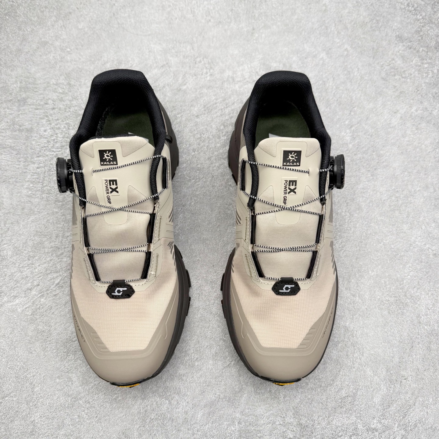 图片[2]-KAILAS FUGA EX3 GTX BOA 凯乐石25款舒适缓冲徒步织物TPU减震防滑透气包裹性轻便低帮超强抓地力越野跑步鞋 KAILAS凯乐石品牌是全球三大全系攀登品牌之一，于2003年创立于中国广州，致力于为有攀登梦想的户外运动员及爱好者，研发制造功能性专业装备，满足他们在极限环境下安全舒适的需求，凯乐石专注于科技面料的开发及专业功能设计，产品线覆盖登山、攀岩、徒步、越野跑山、露营、旅行等多项户外运动，通过运动员的测试反馈，不断进化迭代，产品荣获国内外大奖71座，发明专利21个，更突破性的自主研发攀登器械，打造出中国的攀登硬实力。实拍调校N版已经零色差零失真 百分百还原实物色彩所见即所得 不存在货不对板色差等低级问题 选购参考实物拍摄 不混卖不参货 只用心做好货严格选品 承诺混一赔十 尺码：36 36.5 37.5 38 38.5 39 39.5 40 40.5 41 41.5 42 42.5 43 44 44.5 45-选品中心