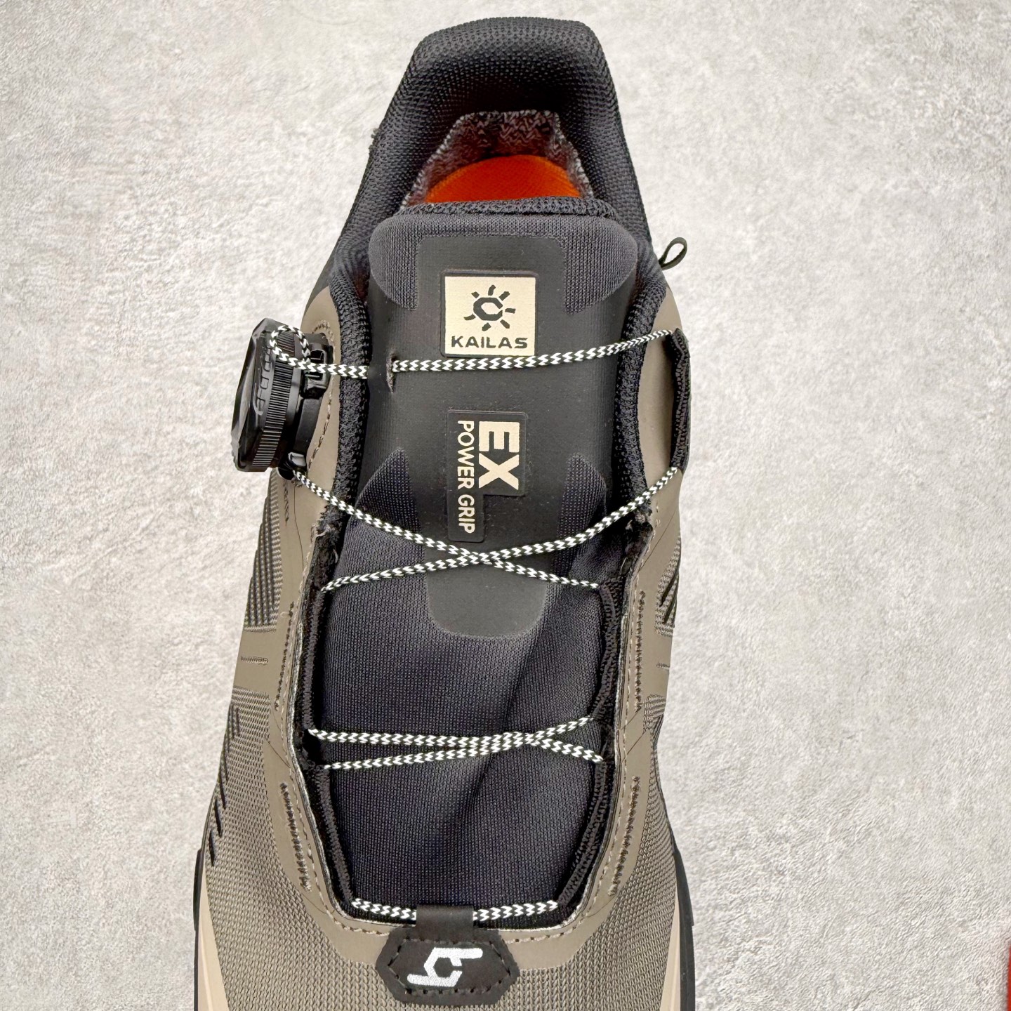 图片[5]-KAILAS FUGA EX3 GTX BOA 凯乐石25款舒适缓冲徒步织物TPU减震防滑透气包裹性轻便低帮超强抓地力越野跑步鞋 KAILAS凯乐石品牌是全球三大全系攀登品牌之一，于2003年创立于中国广州，致力于为有攀登梦想的户外运动员及爱好者，研发制造功能性专业装备，满足他们在极限环境下安全舒适的需求，凯乐石专注于科技面料的开发及专业功能设计，产品线覆盖登山、攀岩、徒步、越野跑山、露营、旅行等多项户外运动，通过运动员的测试反馈，不断进化迭代，产品荣获国内外大奖71座，发明专利21个，更突破性的自主研发攀登器械，打造出中国的攀登硬实力。实拍调校N版已经零色差零失真 百分百还原实物色彩所见即所得 不存在货不对板色差等低级问题 选购参考实物拍摄 不混卖不参货 只用心做好货严格选品 承诺混一赔十 尺码：36 36.5 37.5 38 38.5 39 39.5 40 40.5 41 41.5 42 42.5 43 44 44.5 45-选品中心