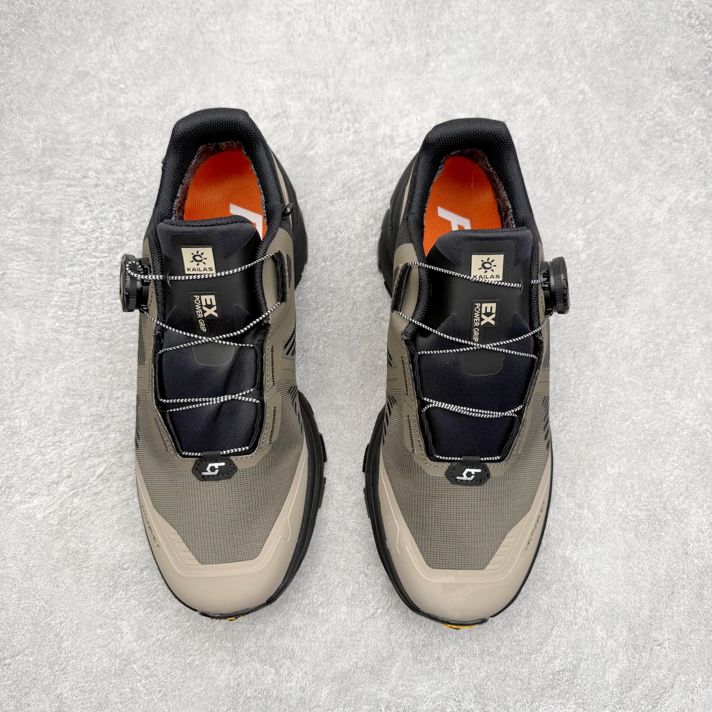 图片[2]-KAILAS FUGA EX3 GTX BOA 凯乐石25款舒适缓冲徒步织物TPU减震防滑透气包裹性轻便低帮超强抓地力越野跑步鞋 KAILAS凯乐石品牌是全球三大全系攀登品牌之一，于2003年创立于中国广州，致力于为有攀登梦想的户外运动员及爱好者，研发制造功能性专业装备，满足他们在极限环境下安全舒适的需求，凯乐石专注于科技面料的开发及专业功能设计，产品线覆盖登山、攀岩、徒步、越野跑山、露营、旅行等多项户外运动，通过运动员的测试反馈，不断进化迭代，产品荣获国内外大奖71座，发明专利21个，更突破性的自主研发攀登器械，打造出中国的攀登硬实力。实拍调校N版已经零色差零失真 百分百还原实物色彩所见即所得 不存在货不对板色差等低级问题 选购参考实物拍摄 不混卖不参货 只用心做好货严格选品 承诺混一赔十 尺码：36 36.5 37.5 38 38.5 39 39.5 40 40.5 41 41.5 42 42.5 43 44 44.5 45-选品中心