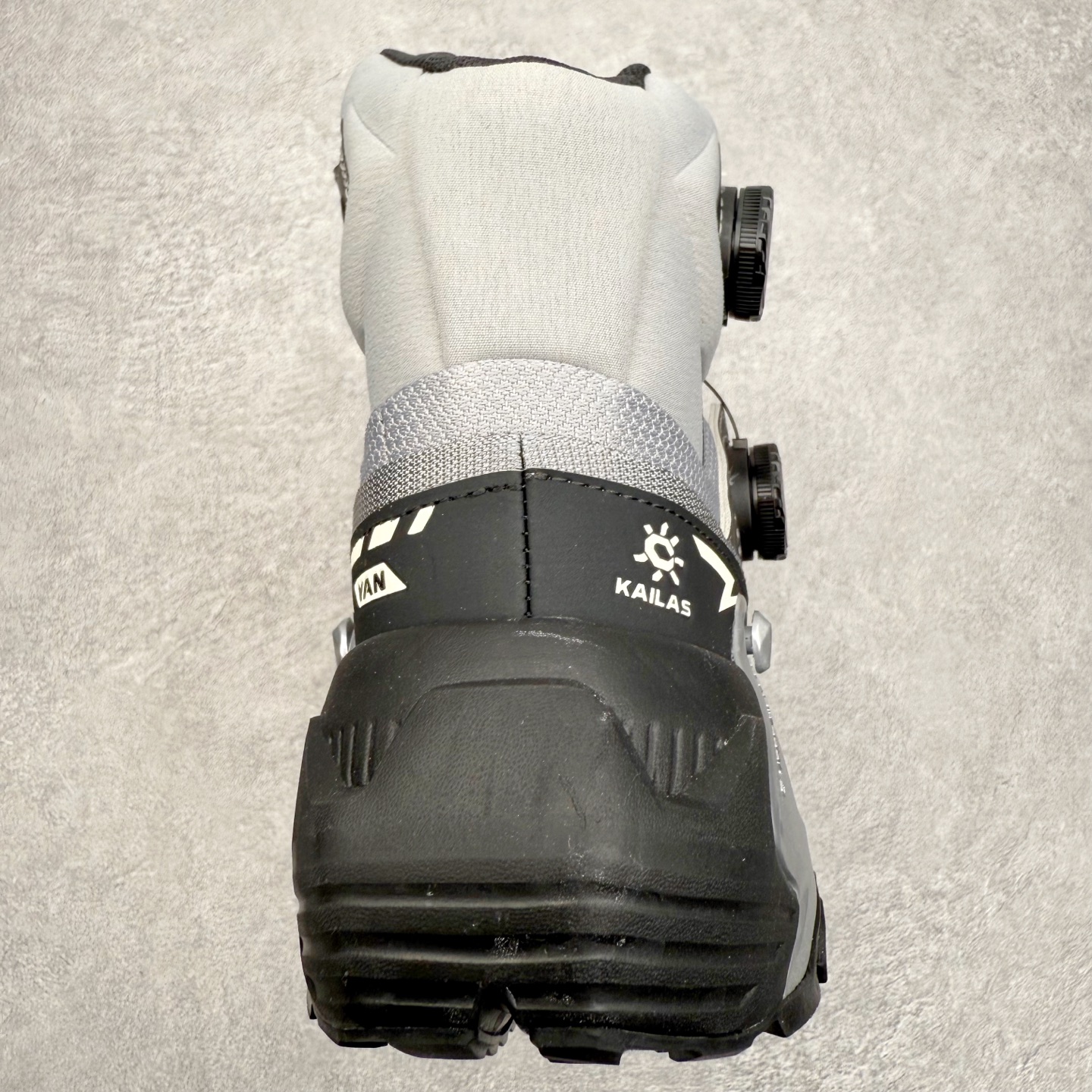 图片[8]-＃K版 KAILAS YAN GTX HIGH 凯乐石运动户外舒适时尚防滑防水透气高帮登山徒步鞋 KAILAS凯乐石品牌是全球三大全系攀登品牌之一，于2003年创立于中国广州，致力于为有攀登梦想的户外运动员及爱好者，研发制造功能性专业装备，满足他们在极限环境下安全舒适的需求，凯乐石专注于科技面料的开发及专业功能设计，产品线覆盖登山、攀岩、徒步、越野跑山、露营、旅行等多项户外运动，通过运动员的测试反馈，不断进化迭代，产品荣获国内外大奖71座，发明专利21个，更突破性的自主研发攀登器械，打造出中国的攀登硬实力。实拍调校N版已经零色差零失真 百分百还原实物色彩所见即所得 不存在货不对板色差等低级问题 选购参考实物拍摄 不混卖不参货 只用心做好货严格选品 承诺混一赔十 尺码：36 36.5 37.5 38 38.5 39 40 40.5 41 42 42.5 43 44 44.5 45-选品中心