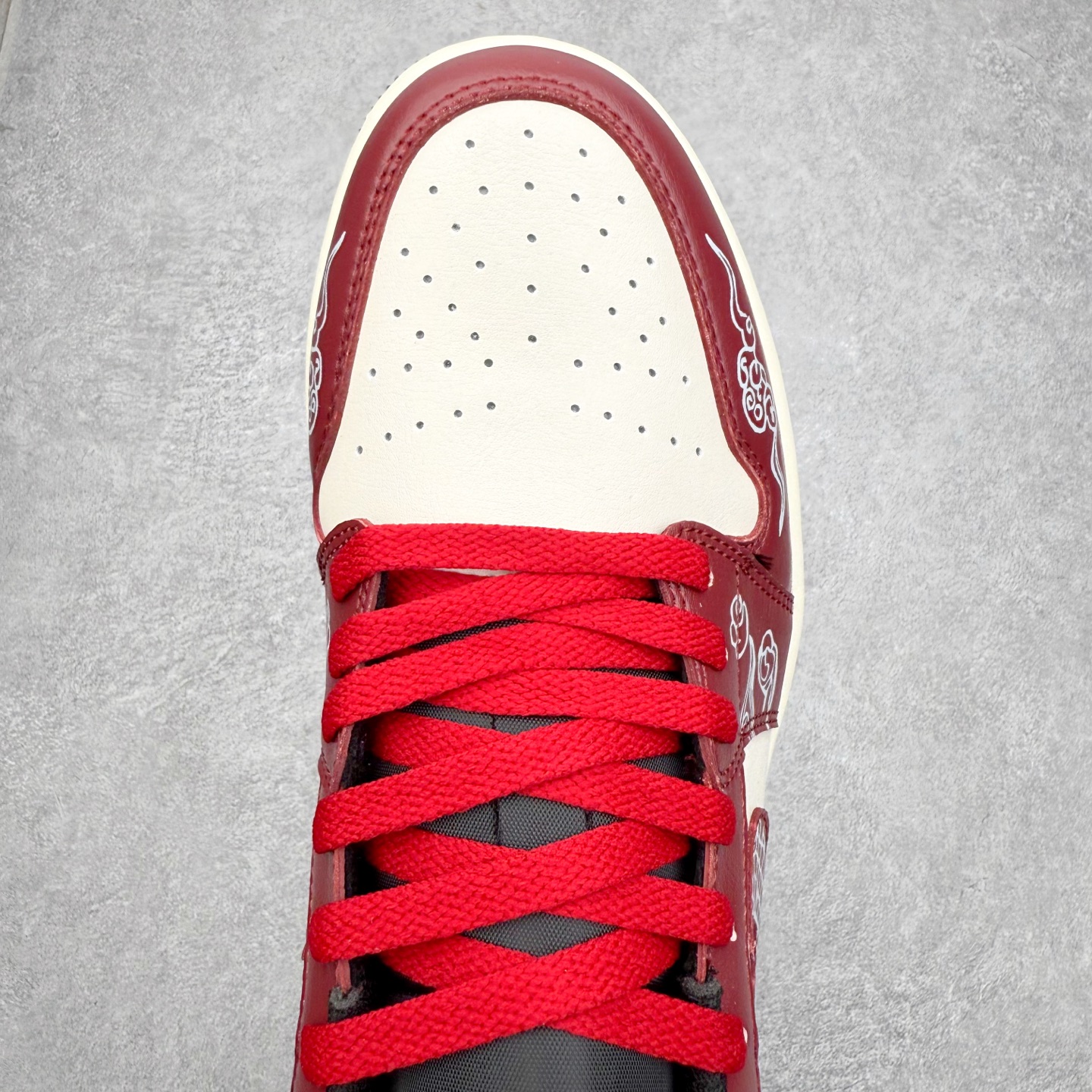 图片[4]-＃K版 Air Jordan AJ1 Low 低帮 553558-040 全新流水线出品 DT版本唯一平替选择 市场第二梯队最强版 全部原鞋开发 原楦原纸板开发 全鞋电脑针车 原厂内置全掌气垫 原盒内在原标 唯一Zp原版鞋带绑法 免检产品 全新2022版型 全头层皮料 完美零毛边处理 原厂配置全掌气垫 价格定位良心 几十个配色陆续出货 实拍调校N版已经零色差零失真 百分百还原实物色彩所见即所得 不存在货不对板色差等低级问题 选购参考实物拍摄 不混卖不参货 只用心做好货严格选品 承诺混一赔十 尺码：36 36.5 37.5 38 38.5 39 40 40.5 41 42 42.5 43 44 44.5 45-选品中心