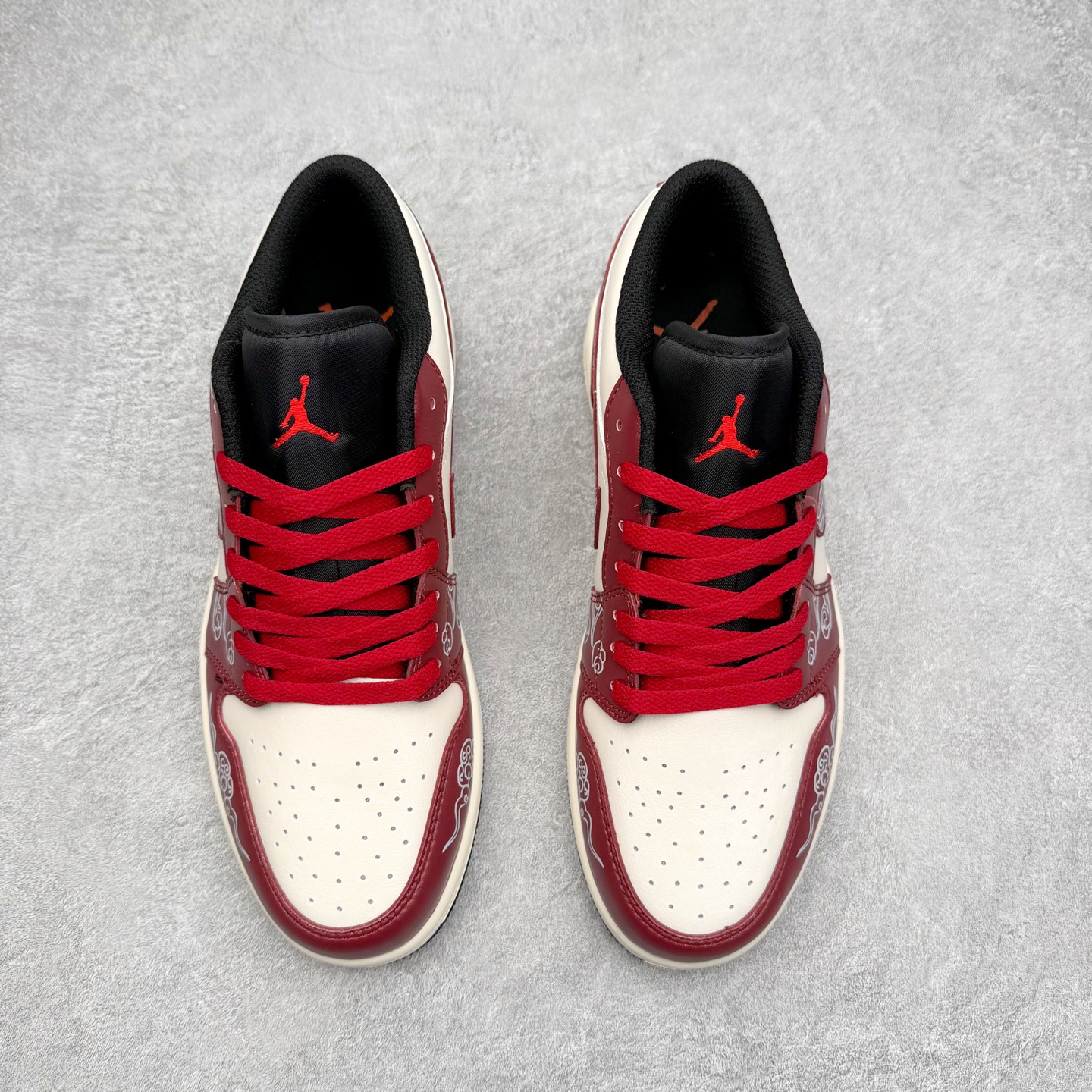 图片[2]-＃K版 Air Jordan AJ1 Low 低帮 553558-040 全新流水线出品 DT版本唯一平替选择 市场第二梯队最强版 全部原鞋开发 原楦原纸板开发 全鞋电脑针车 原厂内置全掌气垫 原盒内在原标 唯一Zp原版鞋带绑法 免检产品 全新2022版型 全头层皮料 完美零毛边处理 原厂配置全掌气垫 价格定位良心 几十个配色陆续出货 实拍调校N版已经零色差零失真 百分百还原实物色彩所见即所得 不存在货不对板色差等低级问题 选购参考实物拍摄 不混卖不参货 只用心做好货严格选品 承诺混一赔十 尺码：36 36.5 37.5 38 38.5 39 40 40.5 41 42 42.5 43 44 44.5 45-选品中心