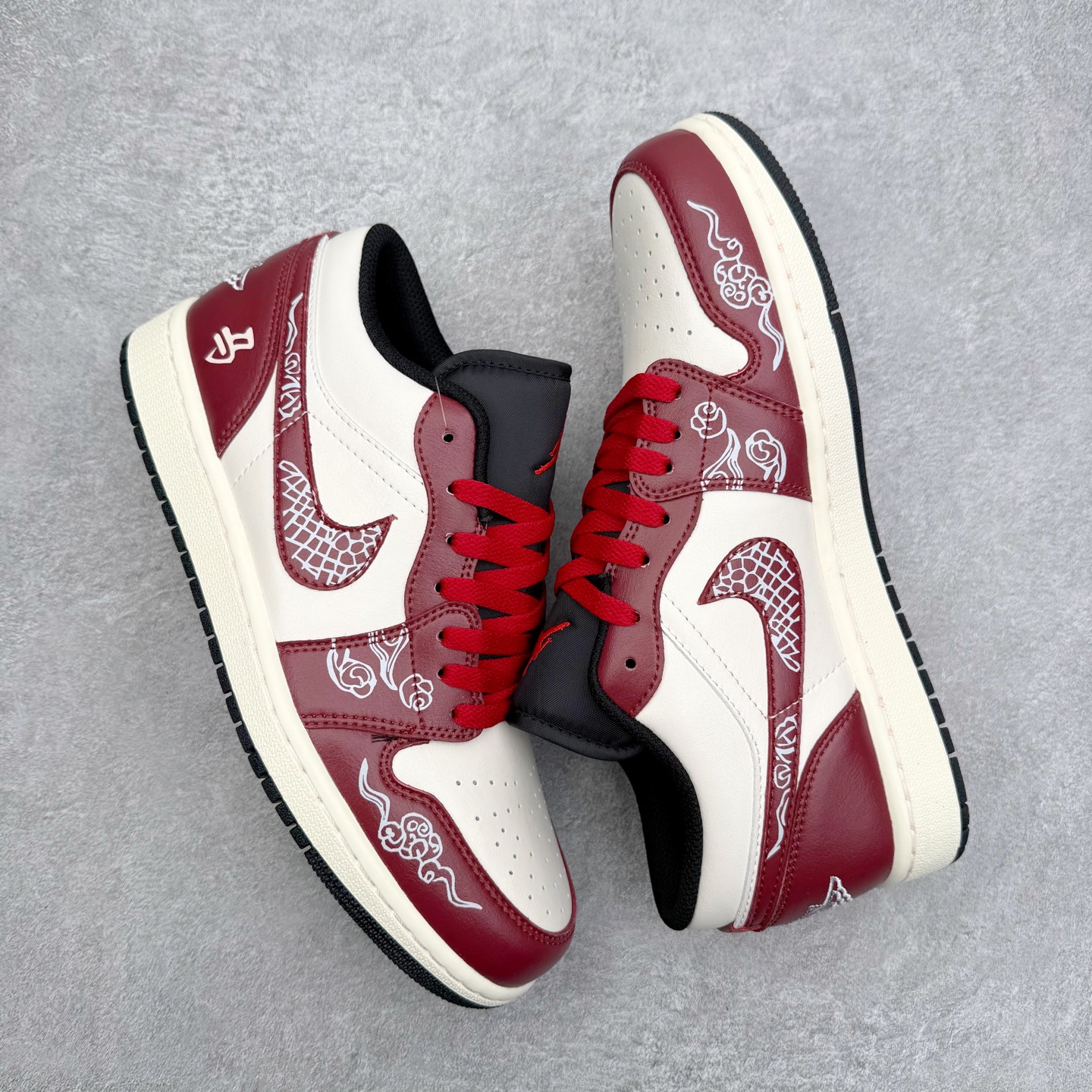 图片[3]-＃K版 Air Jordan AJ1 Low 低帮 553558-040 全新流水线出品 DT版本唯一平替选择 市场第二梯队最强版 全部原鞋开发 原楦原纸板开发 全鞋电脑针车 原厂内置全掌气垫 原盒内在原标 唯一Zp原版鞋带绑法 免检产品 全新2022版型 全头层皮料 完美零毛边处理 原厂配置全掌气垫 价格定位良心 几十个配色陆续出货 实拍调校N版已经零色差零失真 百分百还原实物色彩所见即所得 不存在货不对板色差等低级问题 选购参考实物拍摄 不混卖不参货 只用心做好货严格选品 承诺混一赔十 尺码：36 36.5 37.5 38 38.5 39 40 40.5 41 42 42.5 43 44 44.5 45-选品中心