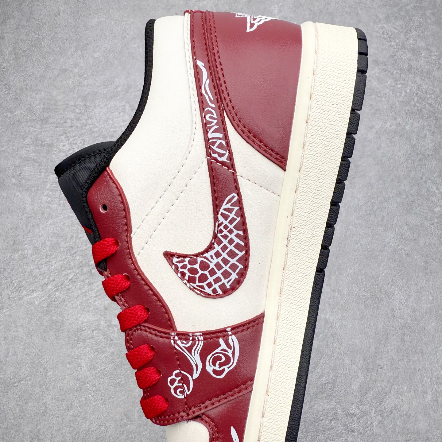 图片[7]-＃K版 Air Jordan AJ1 Low 低帮 553558-040 全新流水线出品 DT版本唯一平替选择 市场第二梯队最强版 全部原鞋开发 原楦原纸板开发 全鞋电脑针车 原厂内置全掌气垫 原盒内在原标 唯一Zp原版鞋带绑法 免检产品 全新2022版型 全头层皮料 完美零毛边处理 原厂配置全掌气垫 价格定位良心 几十个配色陆续出货 实拍调校N版已经零色差零失真 百分百还原实物色彩所见即所得 不存在货不对板色差等低级问题 选购参考实物拍摄 不混卖不参货 只用心做好货严格选品 承诺混一赔十 尺码：36 36.5 37.5 38 38.5 39 40 40.5 41 42 42.5 43 44 44.5 45-选品中心
