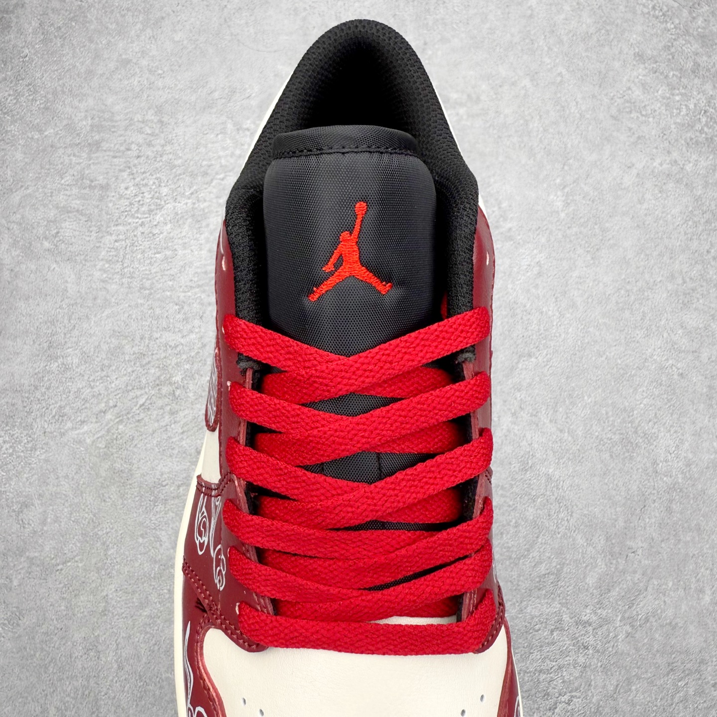 图片[5]-＃K版 Air Jordan AJ1 Low 低帮 553558-040 全新流水线出品 DT版本唯一平替选择 市场第二梯队最强版 全部原鞋开发 原楦原纸板开发 全鞋电脑针车 原厂内置全掌气垫 原盒内在原标 唯一Zp原版鞋带绑法 免检产品 全新2022版型 全头层皮料 完美零毛边处理 原厂配置全掌气垫 价格定位良心 几十个配色陆续出货 实拍调校N版已经零色差零失真 百分百还原实物色彩所见即所得 不存在货不对板色差等低级问题 选购参考实物拍摄 不混卖不参货 只用心做好货严格选品 承诺混一赔十 尺码：36 36.5 37.5 38 38.5 39 40 40.5 41 42 42.5 43 44 44.5 45-选品中心