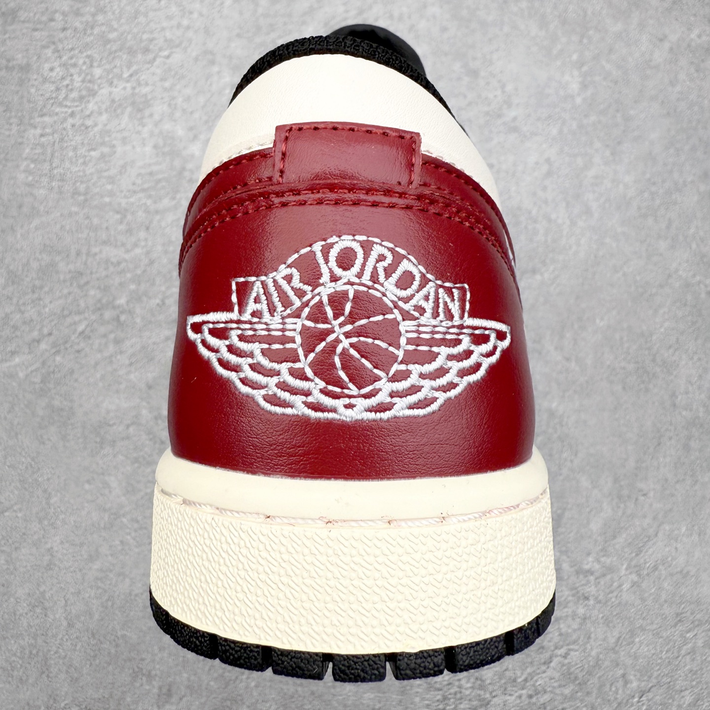 图片[8]-＃K版 Air Jordan AJ1 Low 低帮 553558-040 全新流水线出品 DT版本唯一平替选择 市场第二梯队最强版 全部原鞋开发 原楦原纸板开发 全鞋电脑针车 原厂内置全掌气垫 原盒内在原标 唯一Zp原版鞋带绑法 免检产品 全新2022版型 全头层皮料 完美零毛边处理 原厂配置全掌气垫 价格定位良心 几十个配色陆续出货 实拍调校N版已经零色差零失真 百分百还原实物色彩所见即所得 不存在货不对板色差等低级问题 选购参考实物拍摄 不混卖不参货 只用心做好货严格选品 承诺混一赔十 尺码：36 36.5 37.5 38 38.5 39 40 40.5 41 42 42.5 43 44 44.5 45-选品中心