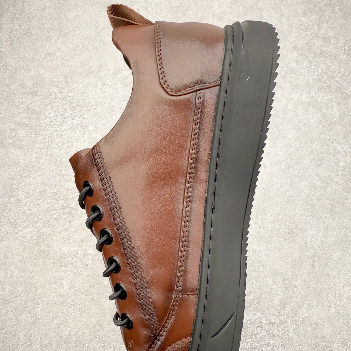 图片[7]-ECCO爱步经典秋冬商务正装休闲鞋 男士简约套脚舒适鞋 雅仕系列皮鞋 细腻深邃甄选粒纹皮革 天然纹理，手感顺滑，柔软有型，贴合双足高效吸湿排汗，步履轻盈无负担 松紧鞋扣无系带 自由套脚穿脱 摆脱繁琐 运动脚感休闲皮鞋，重新定义皮鞋舒适度 一步到位，上脚零负担，全天候自在从容 告别初逢磨合 邂逅即可自在 尺码：38 39 40 41 42 43 44 （皮鞋码）-选品中心