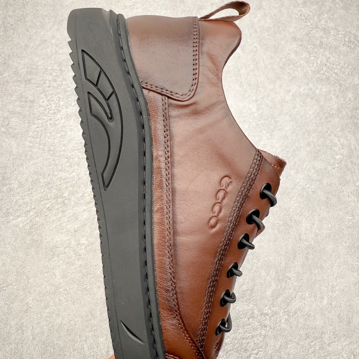 图片[6]-ECCO爱步经典秋冬商务正装休闲鞋 男士简约套脚舒适鞋 雅仕系列皮鞋 细腻深邃甄选粒纹皮革 天然纹理，手感顺滑，柔软有型，贴合双足高效吸湿排汗，步履轻盈无负担 松紧鞋扣无系带 自由套脚穿脱 摆脱繁琐 运动脚感休闲皮鞋，重新定义皮鞋舒适度 一步到位，上脚零负担，全天候自在从容 告别初逢磨合 邂逅即可自在 尺码：38 39 40 41 42 43 44 （皮鞋码）-选品中心