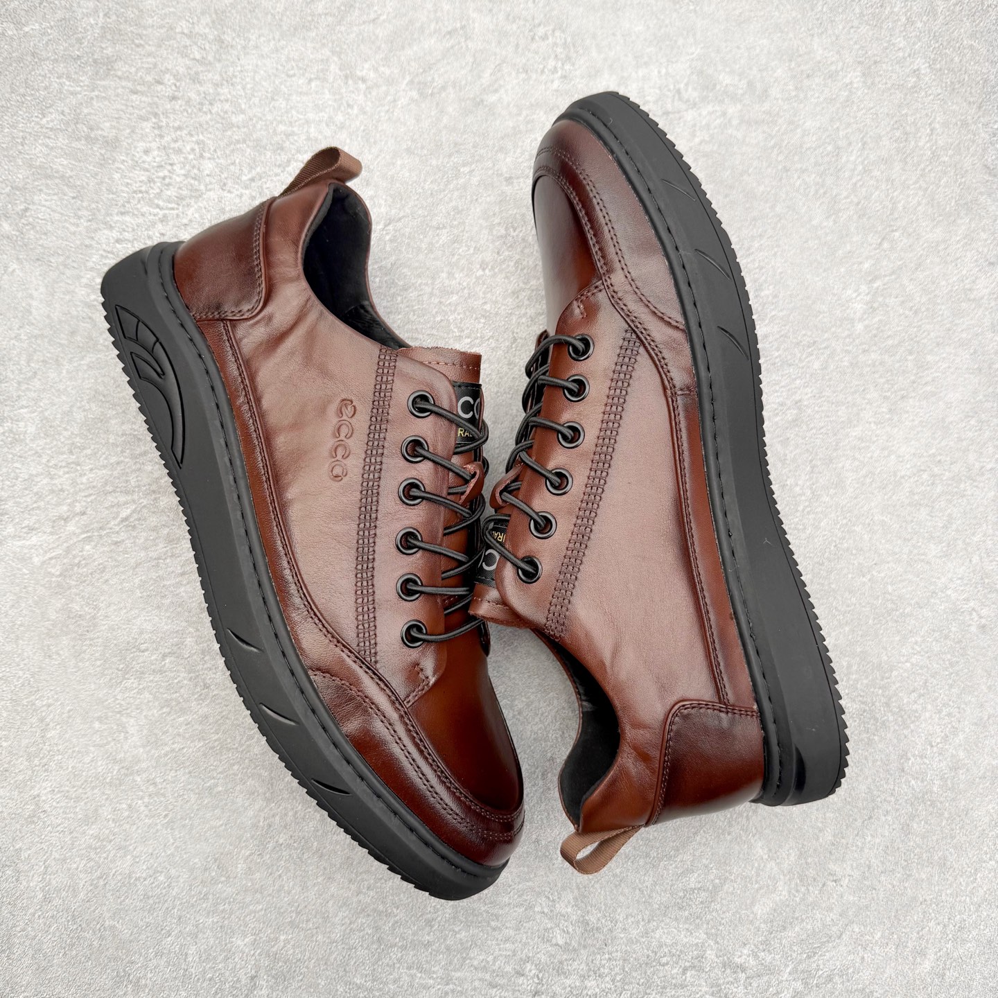 图片[3]-ECCO爱步经典秋冬商务正装休闲鞋 男士简约套脚舒适鞋 雅仕系列皮鞋 细腻深邃甄选粒纹皮革 天然纹理，手感顺滑，柔软有型，贴合双足高效吸湿排汗，步履轻盈无负担 松紧鞋扣无系带 自由套脚穿脱 摆脱繁琐 运动脚感休闲皮鞋，重新定义皮鞋舒适度 一步到位，上脚零负担，全天候自在从容 告别初逢磨合 邂逅即可自在 尺码：38 39 40 41 42 43 44 （皮鞋码）-选品中心