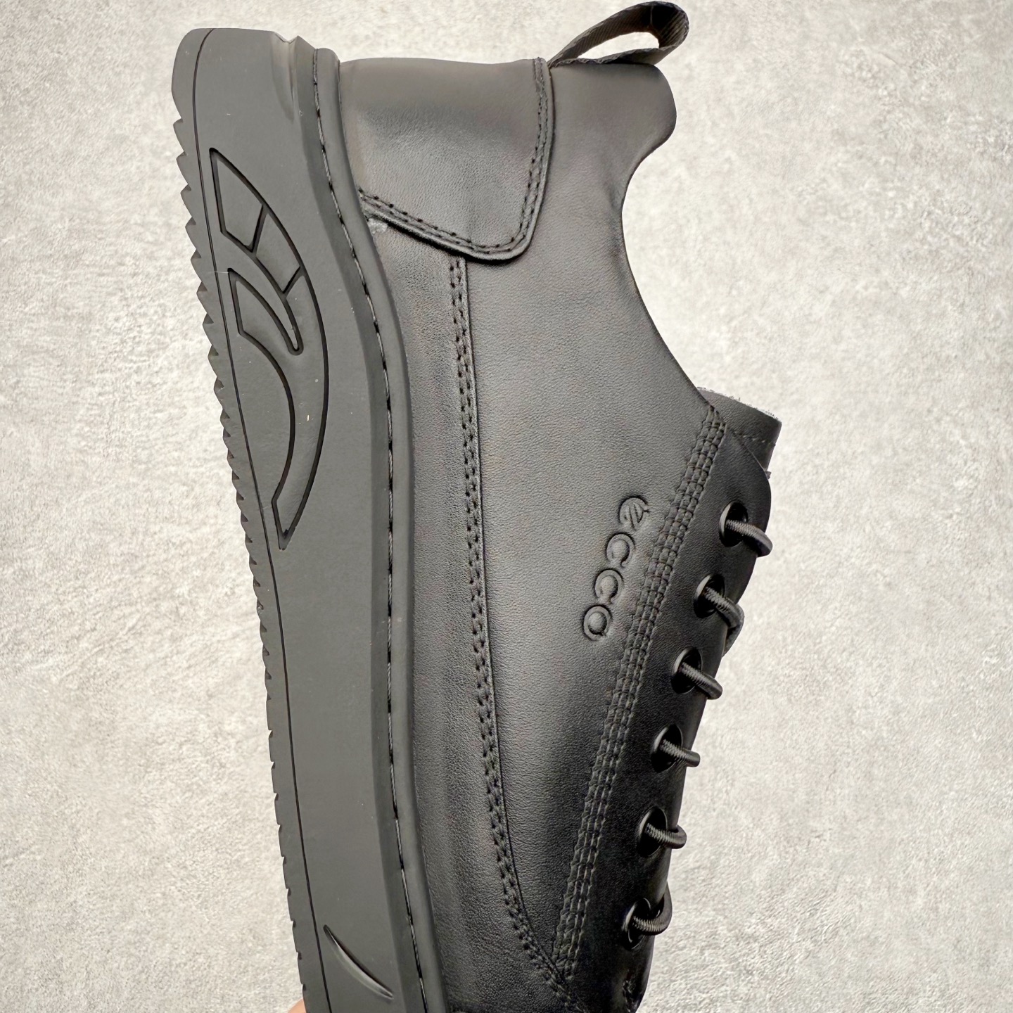 图片[6]-ECCO爱步经典秋冬商务正装休闲鞋 男士简约套脚舒适鞋 雅仕系列皮鞋 细腻深邃甄选粒纹皮革 天然纹理，手感顺滑，柔软有型，贴合双足高效吸湿排汗，步履轻盈无负担 松紧鞋扣无系带 自由套脚穿脱 摆脱繁琐 运动脚感休闲皮鞋，重新定义皮鞋舒适度 一步到位，上脚零负担，全天候自在从容 告别初逢磨合 邂逅即可自在 尺码：38 39 40 41 42 43 44 （皮鞋码）-选品中心