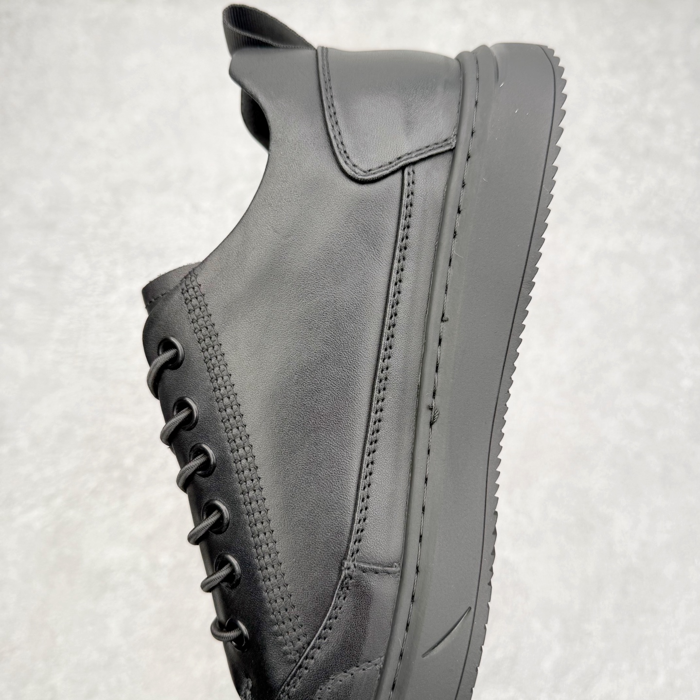 图片[7]-ECCO爱步经典秋冬商务正装休闲鞋 男士简约套脚舒适鞋 雅仕系列皮鞋 细腻深邃甄选粒纹皮革 天然纹理，手感顺滑，柔软有型，贴合双足高效吸湿排汗，步履轻盈无负担 松紧鞋扣无系带 自由套脚穿脱 摆脱繁琐 运动脚感休闲皮鞋，重新定义皮鞋舒适度 一步到位，上脚零负担，全天候自在从容 告别初逢磨合 邂逅即可自在 尺码：38 39 40 41 42 43 44 （皮鞋码）-选品中心