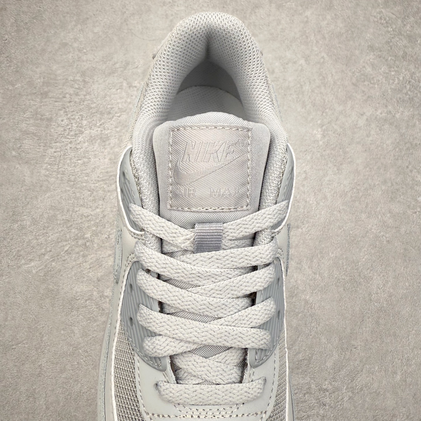 图片[5]-NK Air MAX 90 气垫复古减震跑步鞋 CN8490-001 经典重温 独家陆续补货 外单专供大厂出品 品质稳定 一百余色 终端操作 Air Max 90于1990年推出 来自Air Max系列 在Air Max 1的基础上改进而得 增加了气垫面积 外型上也更为流线 最特別的就是加入了菱纹塑胶嵌板 为Air Max 90增添了许多潮流气息 皮革鞋面 造就出色耐穿性和支撑力 Max Air缓震配置搭配泡棉中底 令Air Max 90轻盈而舒适 华夫格橡胶外底 铸就Air Max 90非凡的抓地力 而Air Max 90不仅是一双跑鞋 它成功跨越了时间的演进 成为了球鞋文化与潮流圈中最熟为人知的鞋款之一 尺码：36 36.5 37.5 38 38.5 39 40 40.5 41 42 42.5 43 44 44.5 45-选品中心