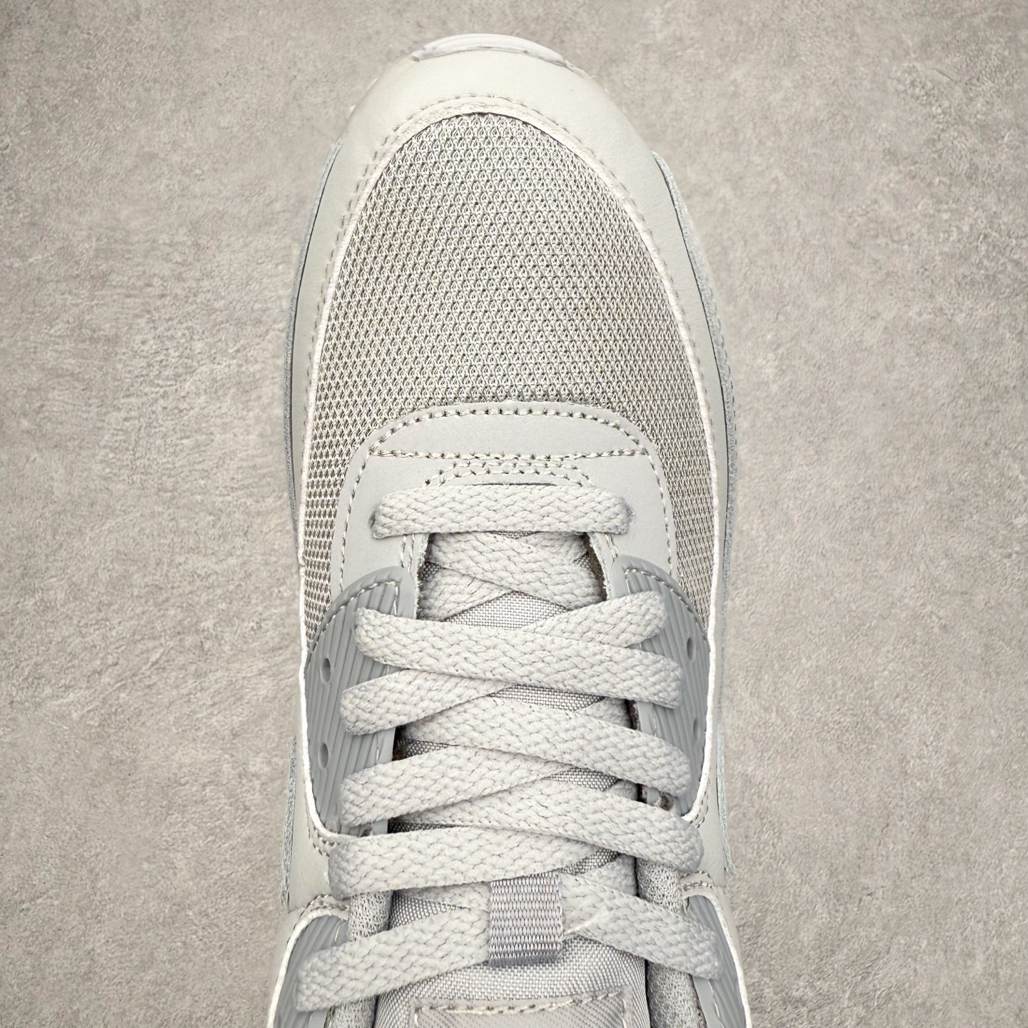 图片[4]-NK Air MAX 90 气垫复古减震跑步鞋 CN8490-001 经典重温 独家陆续补货 外单专供大厂出品 品质稳定 一百余色 终端操作 Air Max 90于1990年推出 来自Air Max系列 在Air Max 1的基础上改进而得 增加了气垫面积 外型上也更为流线 最特別的就是加入了菱纹塑胶嵌板 为Air Max 90增添了许多潮流气息 皮革鞋面 造就出色耐穿性和支撑力 Max Air缓震配置搭配泡棉中底 令Air Max 90轻盈而舒适 华夫格橡胶外底 铸就Air Max 90非凡的抓地力 而Air Max 90不仅是一双跑鞋 它成功跨越了时间的演进 成为了球鞋文化与潮流圈中最熟为人知的鞋款之一 尺码：36 36.5 37.5 38 38.5 39 40 40.5 41 42 42.5 43 44 44.5 45-选品中心