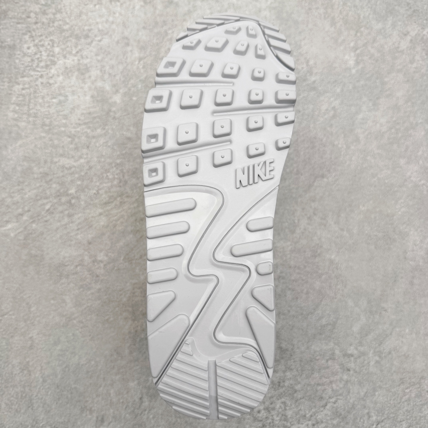 图片[9]-NK Air MAX 90 气垫复古减震跑步鞋 CN8490-001 经典重温 独家陆续补货 外单专供大厂出品 品质稳定 一百余色 终端操作 Air Max 90于1990年推出 来自Air Max系列 在Air Max 1的基础上改进而得 增加了气垫面积 外型上也更为流线 最特別的就是加入了菱纹塑胶嵌板 为Air Max 90增添了许多潮流气息 皮革鞋面 造就出色耐穿性和支撑力 Max Air缓震配置搭配泡棉中底 令Air Max 90轻盈而舒适 华夫格橡胶外底 铸就Air Max 90非凡的抓地力 而Air Max 90不仅是一双跑鞋 它成功跨越了时间的演进 成为了球鞋文化与潮流圈中最熟为人知的鞋款之一 尺码：36 36.5 37.5 38 38.5 39 40 40.5 41 42 42.5 43 44 44.5 45-选品中心