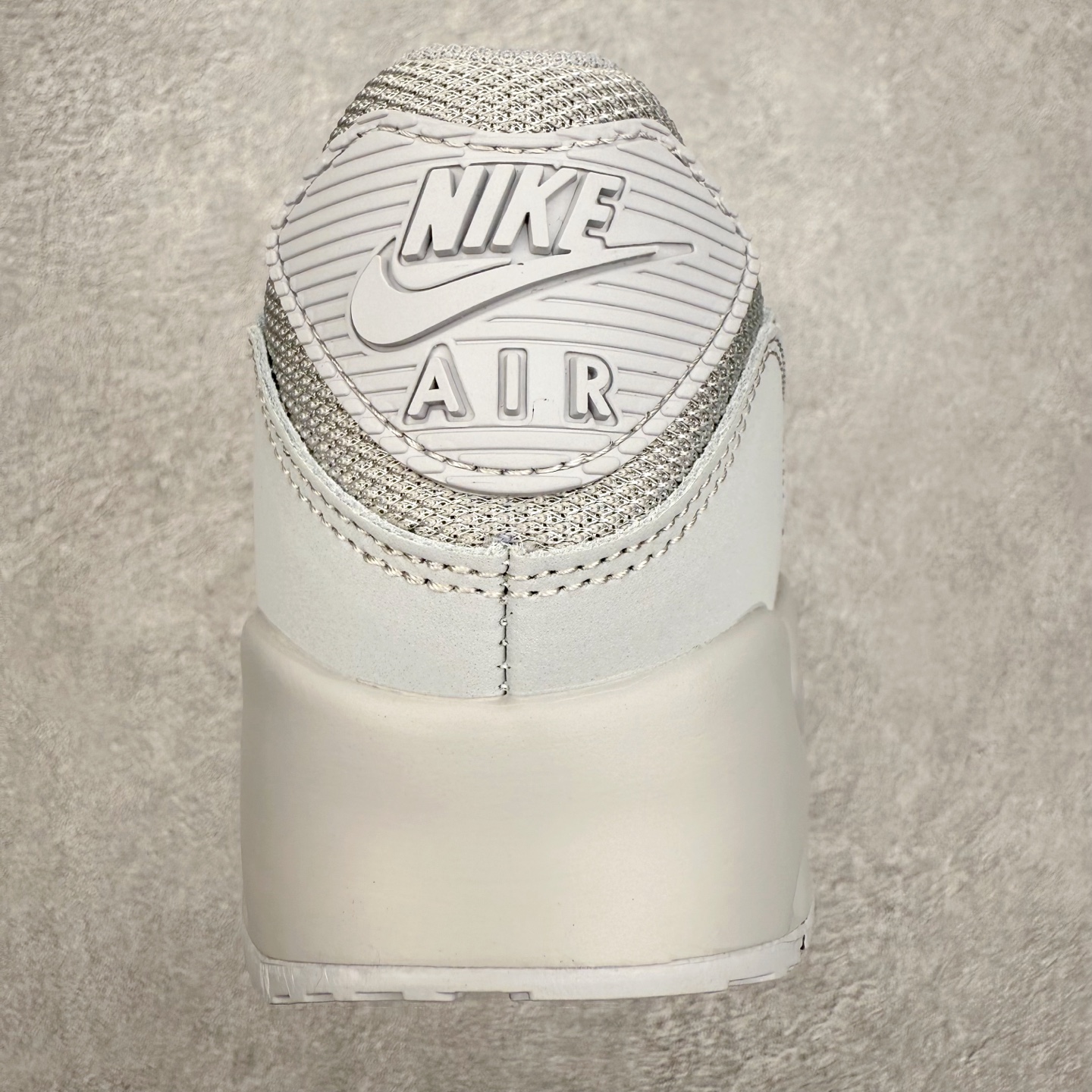 图片[8]-NK Air MAX 90 气垫复古减震跑步鞋 CN8490-001 经典重温 独家陆续补货 外单专供大厂出品 品质稳定 一百余色 终端操作 Air Max 90于1990年推出 来自Air Max系列 在Air Max 1的基础上改进而得 增加了气垫面积 外型上也更为流线 最特別的就是加入了菱纹塑胶嵌板 为Air Max 90增添了许多潮流气息 皮革鞋面 造就出色耐穿性和支撑力 Max Air缓震配置搭配泡棉中底 令Air Max 90轻盈而舒适 华夫格橡胶外底 铸就Air Max 90非凡的抓地力 而Air Max 90不仅是一双跑鞋 它成功跨越了时间的演进 成为了球鞋文化与潮流圈中最熟为人知的鞋款之一 尺码：36 36.5 37.5 38 38.5 39 40 40.5 41 42 42.5 43 44 44.5 45-选品中心