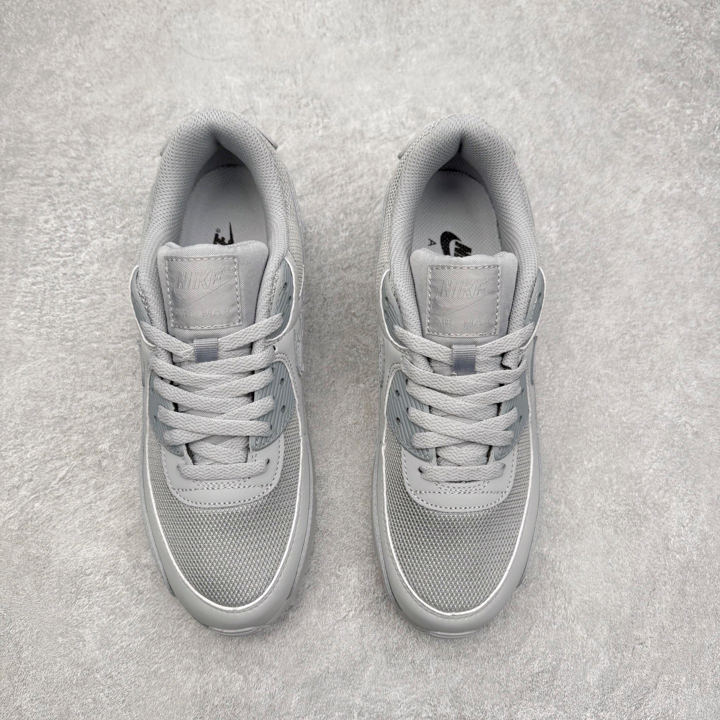 图片[2]-NK Air MAX 90 气垫复古减震跑步鞋 CN8490-001 经典重温 独家陆续补货 外单专供大厂出品 品质稳定 一百余色 终端操作 Air Max 90于1990年推出 来自Air Max系列 在Air Max 1的基础上改进而得 增加了气垫面积 外型上也更为流线 最特別的就是加入了菱纹塑胶嵌板 为Air Max 90增添了许多潮流气息 皮革鞋面 造就出色耐穿性和支撑力 Max Air缓震配置搭配泡棉中底 令Air Max 90轻盈而舒适 华夫格橡胶外底 铸就Air Max 90非凡的抓地力 而Air Max 90不仅是一双跑鞋 它成功跨越了时间的演进 成为了球鞋文化与潮流圈中最熟为人知的鞋款之一 尺码：36 36.5 37.5 38 38.5 39 40 40.5 41 42 42.5 43 44 44.5 45-选品中心