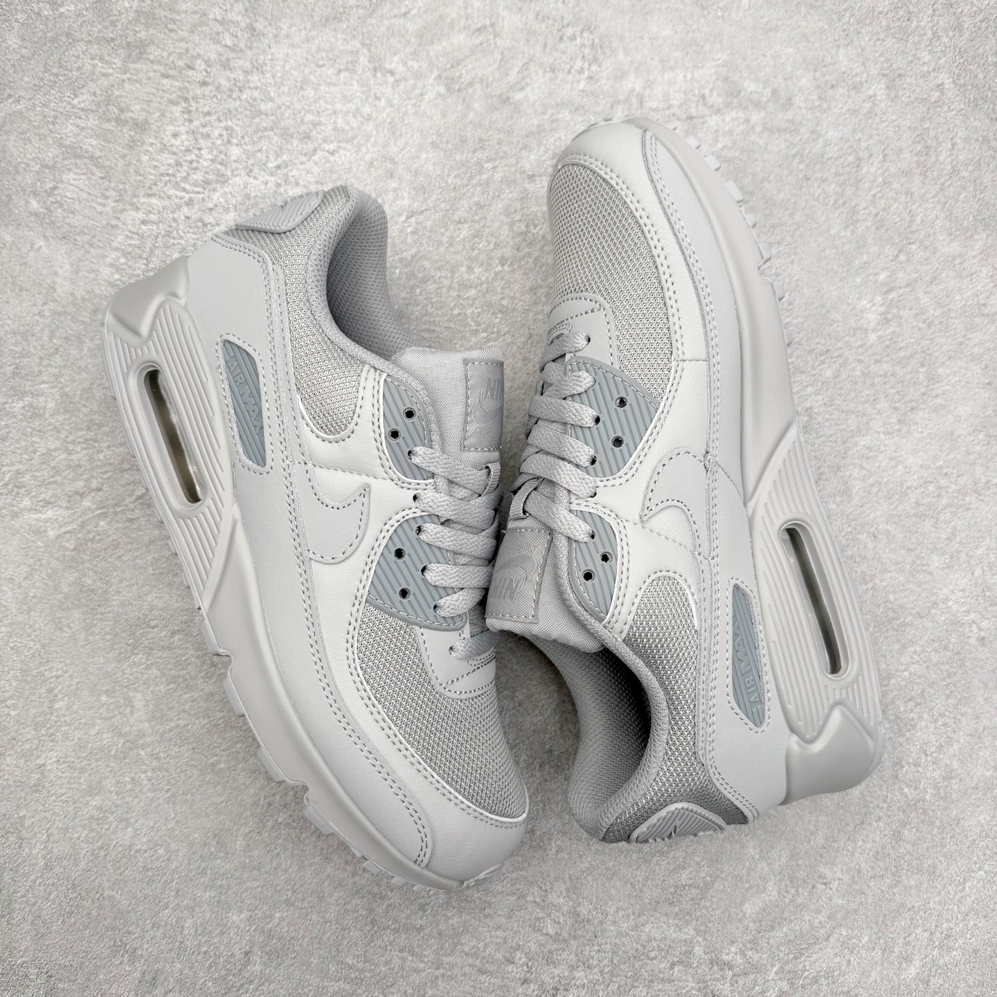 图片[3]-NK Air MAX 90 气垫复古减震跑步鞋 CN8490-001 经典重温 独家陆续补货 外单专供大厂出品 品质稳定 一百余色 终端操作 Air Max 90于1990年推出 来自Air Max系列 在Air Max 1的基础上改进而得 增加了气垫面积 外型上也更为流线 最特別的就是加入了菱纹塑胶嵌板 为Air Max 90增添了许多潮流气息 皮革鞋面 造就出色耐穿性和支撑力 Max Air缓震配置搭配泡棉中底 令Air Max 90轻盈而舒适 华夫格橡胶外底 铸就Air Max 90非凡的抓地力 而Air Max 90不仅是一双跑鞋 它成功跨越了时间的演进 成为了球鞋文化与潮流圈中最熟为人知的鞋款之一 尺码：36 36.5 37.5 38 38.5 39 40 40.5 41 42 42.5 43 44 44.5 45-选品中心