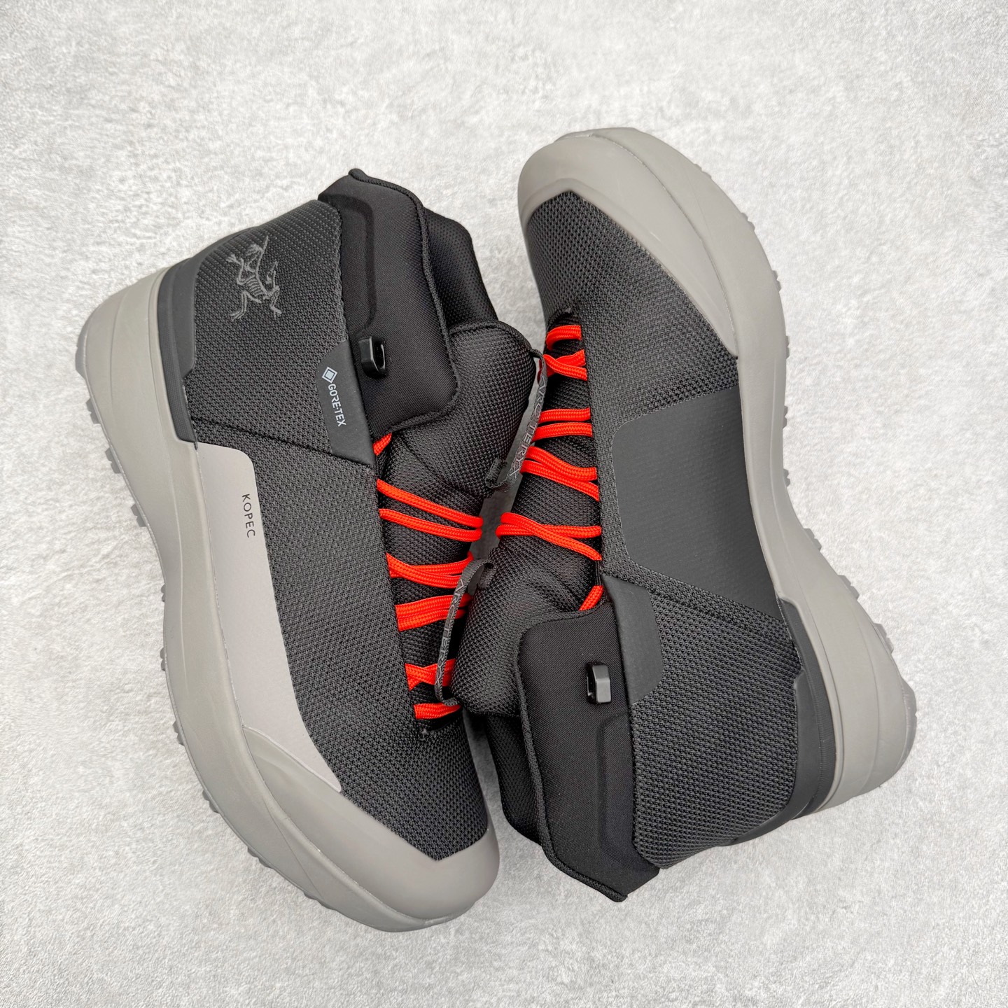 图片[3]-＃HP Arcteryx Kopec Mid GTX 始祖鸟户外防水透气中帮徒步登山鞋 Arcteryx中文名始祖鸟，加拿大户外服饰品牌，1989年创立于加拿大温哥华。始祖鸟来自加拿大海岸山脉，植根高山的专业户外品牌，始终秉承对精湛设计和工艺孜孜以求的准则。从1989年创立至今，Arcteryx始终不断在产品设计与做工上不惜工本，以满足始祖鸟的标准。品质、设计以及精简的理念造就了其良好的性能，并能满足严苛环境下的使用需求。尺码：39 40 41 42 43 44 45-选品中心