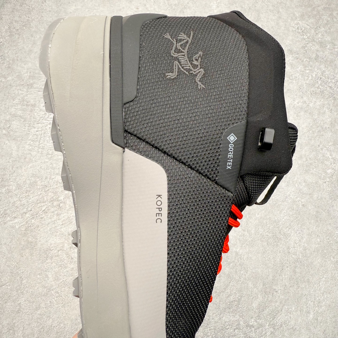 图片[6]-＃HP Arcteryx Kopec Mid GTX 始祖鸟户外防水透气中帮徒步登山鞋 Arcteryx中文名始祖鸟，加拿大户外服饰品牌，1989年创立于加拿大温哥华。始祖鸟来自加拿大海岸山脉，植根高山的专业户外品牌，始终秉承对精湛设计和工艺孜孜以求的准则。从1989年创立至今，Arcteryx始终不断在产品设计与做工上不惜工本，以满足始祖鸟的标准。品质、设计以及精简的理念造就了其良好的性能，并能满足严苛环境下的使用需求。尺码：39 40 41 42 43 44 45-选品中心