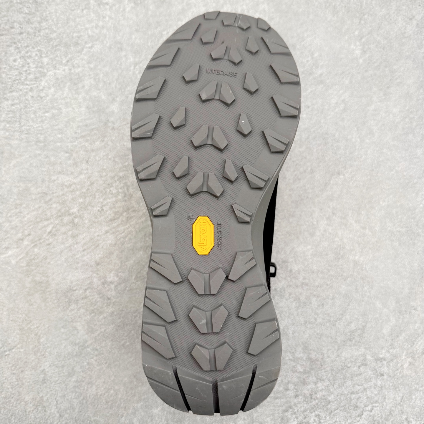 图片[9]-＃HP Arcteryx Kopec Mid GTX 始祖鸟户外防水透气中帮徒步登山鞋 Arcteryx中文名始祖鸟，加拿大户外服饰品牌，1989年创立于加拿大温哥华。始祖鸟来自加拿大海岸山脉，植根高山的专业户外品牌，始终秉承对精湛设计和工艺孜孜以求的准则。从1989年创立至今，Arcteryx始终不断在产品设计与做工上不惜工本，以满足始祖鸟的标准。品质、设计以及精简的理念造就了其良好的性能，并能满足严苛环境下的使用需求。尺码：39 40 41 42 43 44 45-选品中心