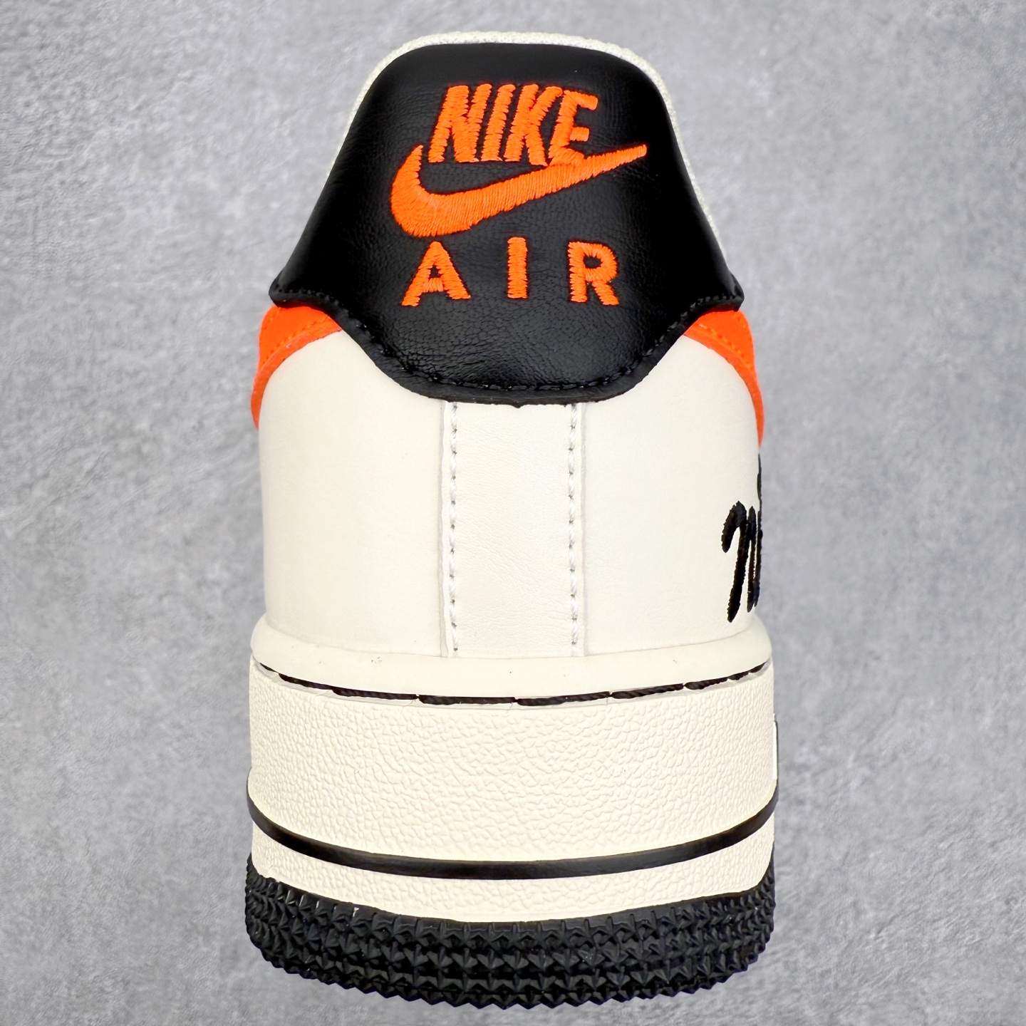 图片[8]-NK Air Force 1´07 Low 空军一号低帮百搭休闲运动板鞋 NH0601-582 柔软、弹性十足的缓震性能和出色的中底设计 横跨复古与现代的外型结合 造就出风靡全球 三十多年的Force 1 直到今天还深受青睐 实拍调校N版已经零色差零失真 百分百还原实物色彩所见即所得 不存在货不对板色差等低级问题 选购参考实物拍摄 不混卖不参货 只用心做好货严格选品 承诺混一赔十 尺码：36 36.5 37.5 38 38.5 39 40 40.5 41 42 42.5 43 44 44.5 45-选品中心