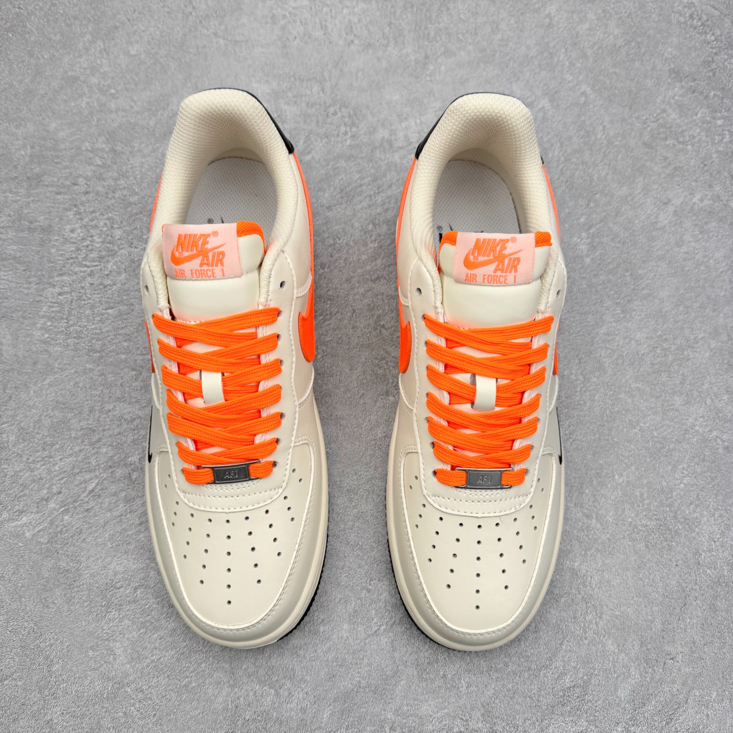 图片[2]-NK Air Force 1´07 Low 空军一号低帮百搭休闲运动板鞋 NH0601-582 柔软、弹性十足的缓震性能和出色的中底设计 横跨复古与现代的外型结合 造就出风靡全球 三十多年的Force 1 直到今天还深受青睐 实拍调校N版已经零色差零失真 百分百还原实物色彩所见即所得 不存在货不对板色差等低级问题 选购参考实物拍摄 不混卖不参货 只用心做好货严格选品 承诺混一赔十 尺码：36 36.5 37.5 38 38.5 39 40 40.5 41 42 42.5 43 44 44.5 45-选品中心