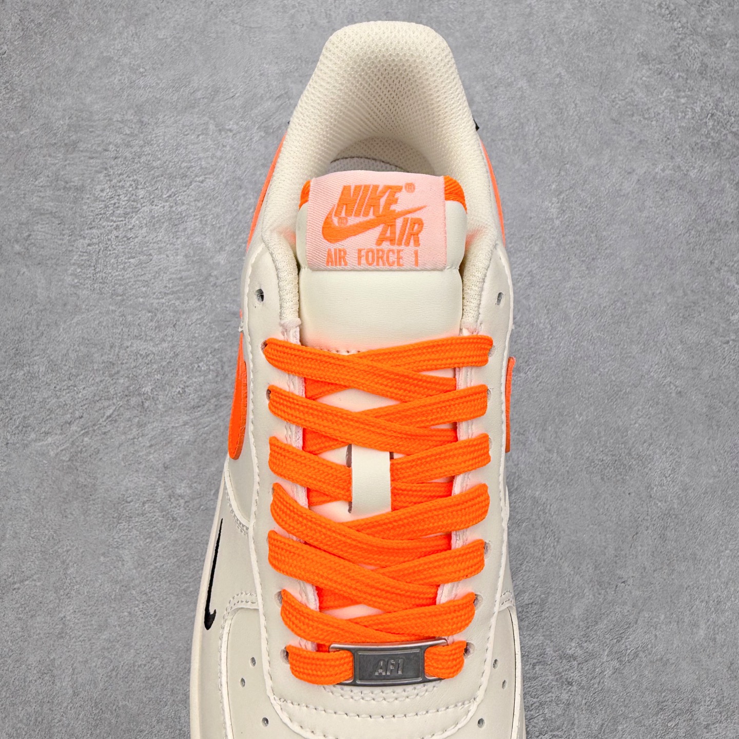 图片[5]-NK Air Force 1´07 Low 空军一号低帮百搭休闲运动板鞋 NH0601-582 柔软、弹性十足的缓震性能和出色的中底设计 横跨复古与现代的外型结合 造就出风靡全球 三十多年的Force 1 直到今天还深受青睐 实拍调校N版已经零色差零失真 百分百还原实物色彩所见即所得 不存在货不对板色差等低级问题 选购参考实物拍摄 不混卖不参货 只用心做好货严格选品 承诺混一赔十 尺码：36 36.5 37.5 38 38.5 39 40 40.5 41 42 42.5 43 44 44.5 45-选品中心