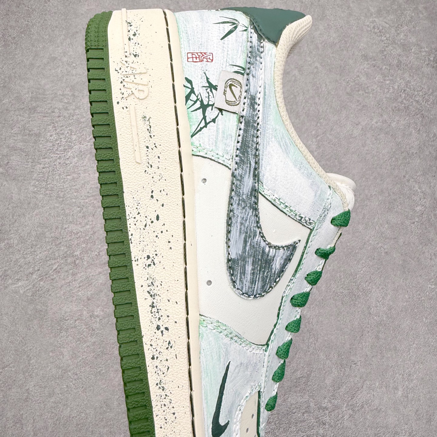 图片[6]-NK Air Force 1´07 Low 空军一号低帮百搭休闲运动板鞋 JP8028-058 柔软、弹性十足的缓震性能和出色的中底设计 横跨复古与现代的外型结合 造就出风靡全球 三十多年的Force 1 直到今天还深受青睐 实拍调校N版已经零色差零失真 百分百还原实物色彩所见即所得 不存在货不对板色差等低级问题 选购参考实物拍摄 不混卖不参货 只用心做好货严格选品 承诺混一赔十 尺码：36 36.5 37.5 38 38.5 39 40 40.5 41 42 42.5 43 44 44.5 45-选品中心