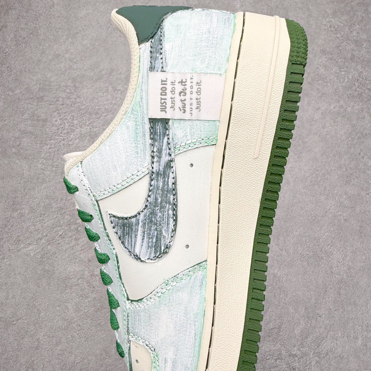 图片[7]-NK Air Force 1´07 Low 空军一号低帮百搭休闲运动板鞋 JP8028-058 柔软、弹性十足的缓震性能和出色的中底设计 横跨复古与现代的外型结合 造就出风靡全球 三十多年的Force 1 直到今天还深受青睐 实拍调校N版已经零色差零失真 百分百还原实物色彩所见即所得 不存在货不对板色差等低级问题 选购参考实物拍摄 不混卖不参货 只用心做好货严格选品 承诺混一赔十 尺码：36 36.5 37.5 38 38.5 39 40 40.5 41 42 42.5 43 44 44.5 45-选品中心