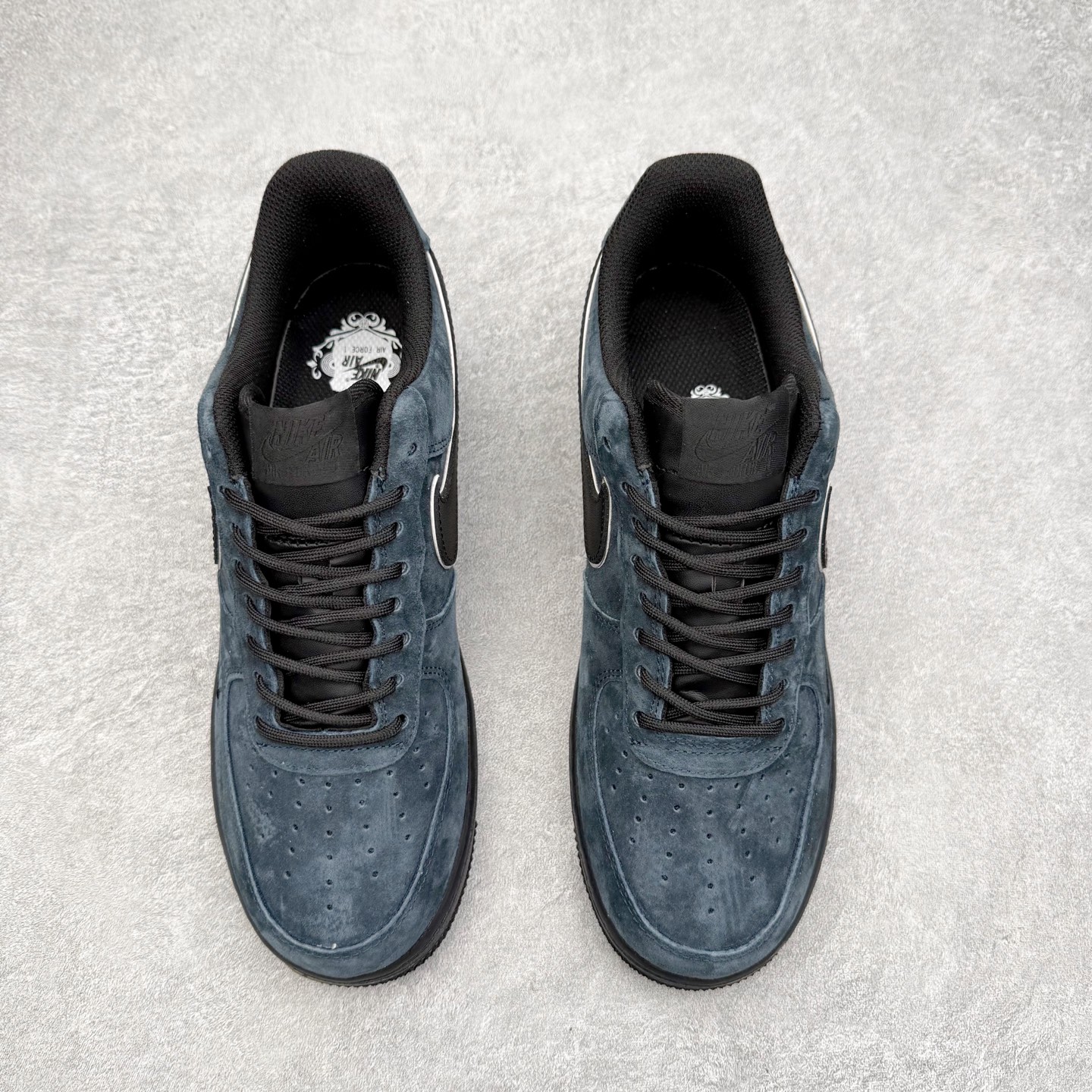 图片[2]-NK Air Force 1´07 Low 空军一号低帮百搭休闲运动板鞋 ZH0316-157 柔软、弹性十足的缓震性能和出色的中底设计 横跨复古与现代的外型结合 造就出风靡全球 三十多年的Force 1 直到今天还深受青睐 实拍调校N版已经零色差零失真 百分百还原实物色彩所见即所得 不存在货不对板色差等低级问题 选购参考实物拍摄 不混卖不参货 只用心做好货严格选品 承诺混一赔十 尺码：36 36.5 37.5 38 38.5 39 40 40.5 41 42 42.5 43 44 44.5 45-选品中心