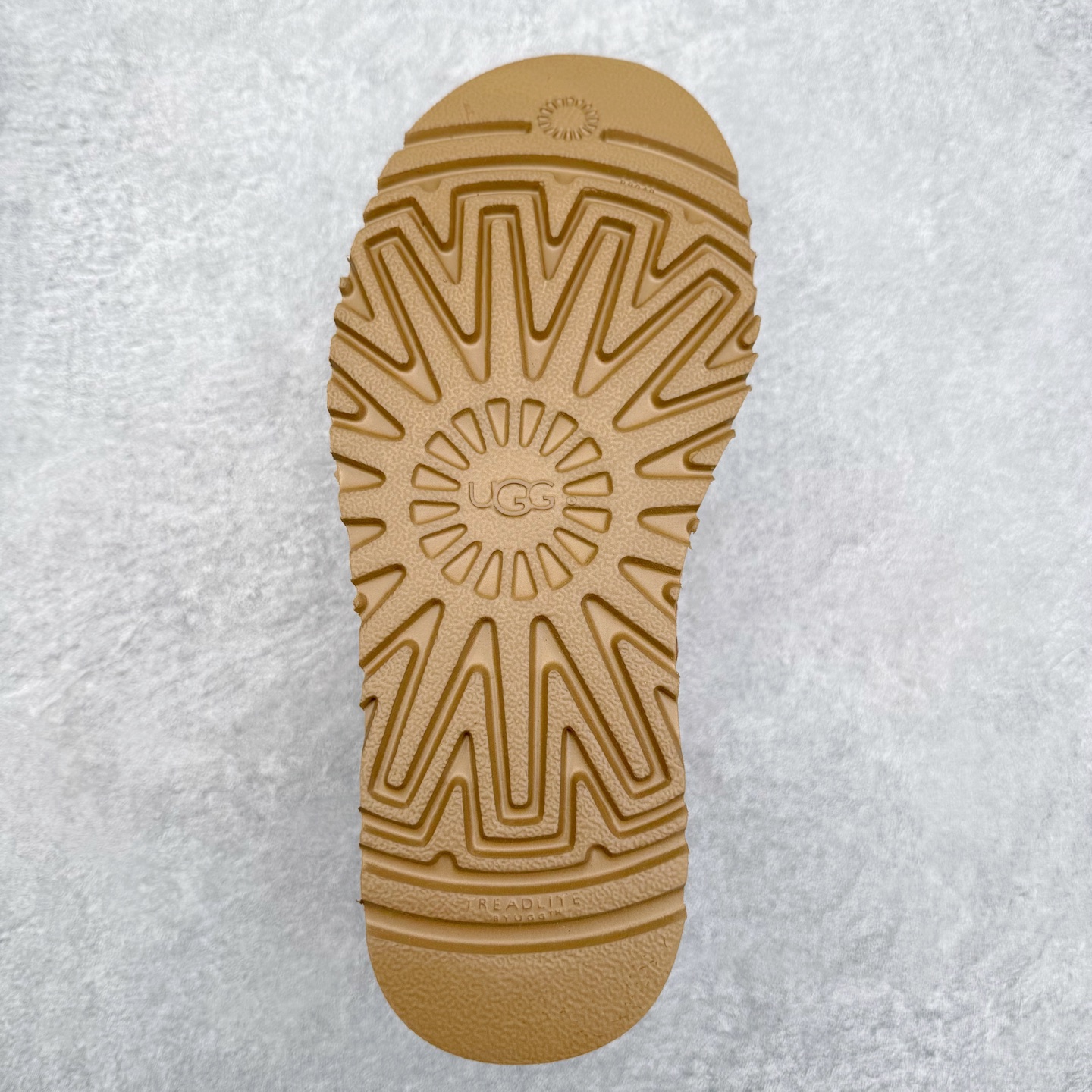 图片[9]-＃福利特价 UGG Kallen Lace 新款低帮雪地靴 冬季保暖外出 家居都是很适合的选择 近年uug推出款式系列 局部偏向年轻消费者喜好 也走到时尚潮流穿搭的前沿 鞋身材质 翻毛皮鞋面 轻便全套包装 尺码：35-40-选品中心