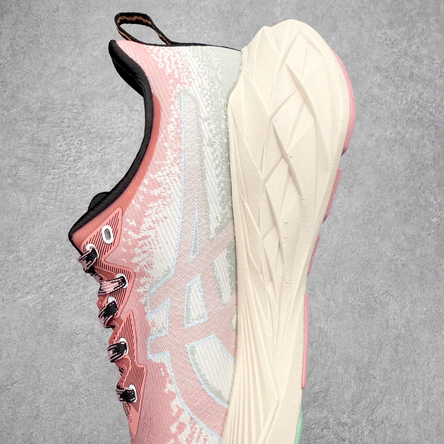 图片[7]-＃特价福利 ASICS NOVABLAST 4 亚瑟士舒适缓震跑鞋 鞋面从NOVABLAST 3的工程网眼升级为一片式轻量编织设计 提升了跑鞋的透气性 并配备结构鞋舌 进一步提升透气性的同时减少鞋舌滑动 从而实现更好的包裹感 后跟结构也是亮点之一 不仅提升了稳定性 还能给跑者提供更强支撑 上脚舒适度非常明显 无论如何跑跳晃动 双脚都被包裹的非常服帖舒适 同时前脚掌有足够空间 中足又很贴合 后跟高度和弧度也都非常舒适 从NOVABLAST 4 采用全新FF BLAST PLUS ECO轻量高能回弹泡棉材料 这是一种超过20%的生物基可再生资源 在带给跑者更舒适体验同时助力减轻环境负担 值得关注的是NOVABLAST 4将成为该系列首款贴有CO2e标签的鞋款 以进一步严格贯彻ASICS亚瑟士的可持续发展理念 大底采用了低密度设计的AHAR LO 更大程度增强鞋款耐磨性 提升使用寿命 外底液采用了全新设计 其灵感来源于植物的斐波那契螺旋叶片图案 独特的几何纹路使新一代鞋款的外观更具标志性 中底和大底设计都是为了让跑者获得更大的能量反馈 更强的回弹性 在跑步过程中轻弹畅跑 看配置就能感受到NOVABLAST 4 的优势 高回弹、高缓震、且耐用的综合长跑训练鞋 尺码：36 37 38 39 39.5 40 40.5 41.5 42 42.5 43.5 44 45-选品中心