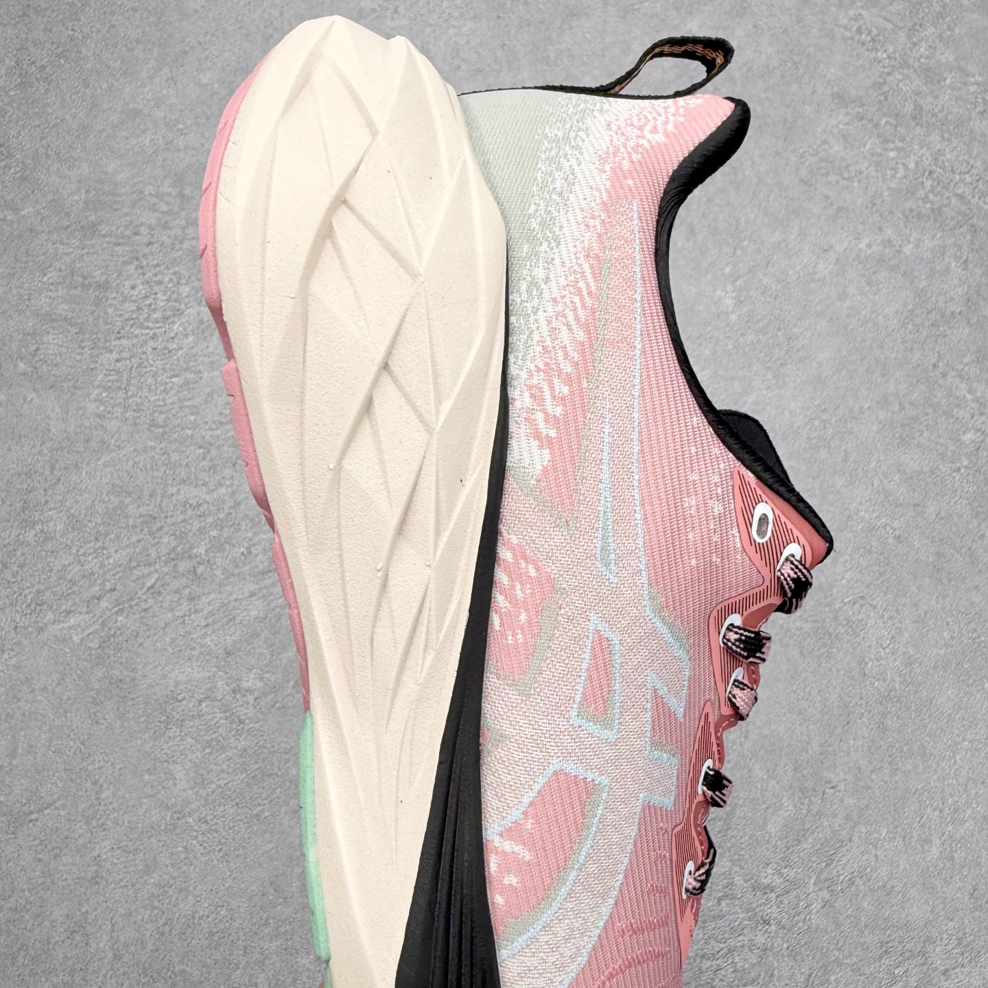 图片[6]-＃特价福利 ASICS NOVABLAST 4 亚瑟士舒适缓震跑鞋 鞋面从NOVABLAST 3的工程网眼升级为一片式轻量编织设计 提升了跑鞋的透气性 并配备结构鞋舌 进一步提升透气性的同时减少鞋舌滑动 从而实现更好的包裹感 后跟结构也是亮点之一 不仅提升了稳定性 还能给跑者提供更强支撑 上脚舒适度非常明显 无论如何跑跳晃动 双脚都被包裹的非常服帖舒适 同时前脚掌有足够空间 中足又很贴合 后跟高度和弧度也都非常舒适 从NOVABLAST 4 采用全新FF BLAST PLUS ECO轻量高能回弹泡棉材料 这是一种超过20%的生物基可再生资源 在带给跑者更舒适体验同时助力减轻环境负担 值得关注的是NOVABLAST 4将成为该系列首款贴有CO2e标签的鞋款 以进一步严格贯彻ASICS亚瑟士的可持续发展理念 大底采用了低密度设计的AHAR LO 更大程度增强鞋款耐磨性 提升使用寿命 外底液采用了全新设计 其灵感来源于植物的斐波那契螺旋叶片图案 独特的几何纹路使新一代鞋款的外观更具标志性 中底和大底设计都是为了让跑者获得更大的能量反馈 更强的回弹性 在跑步过程中轻弹畅跑 看配置就能感受到NOVABLAST 4 的优势 高回弹、高缓震、且耐用的综合长跑训练鞋 尺码：36 37 38 39 39.5 40 40.5 41.5 42 42.5 43.5 44 45-选品中心