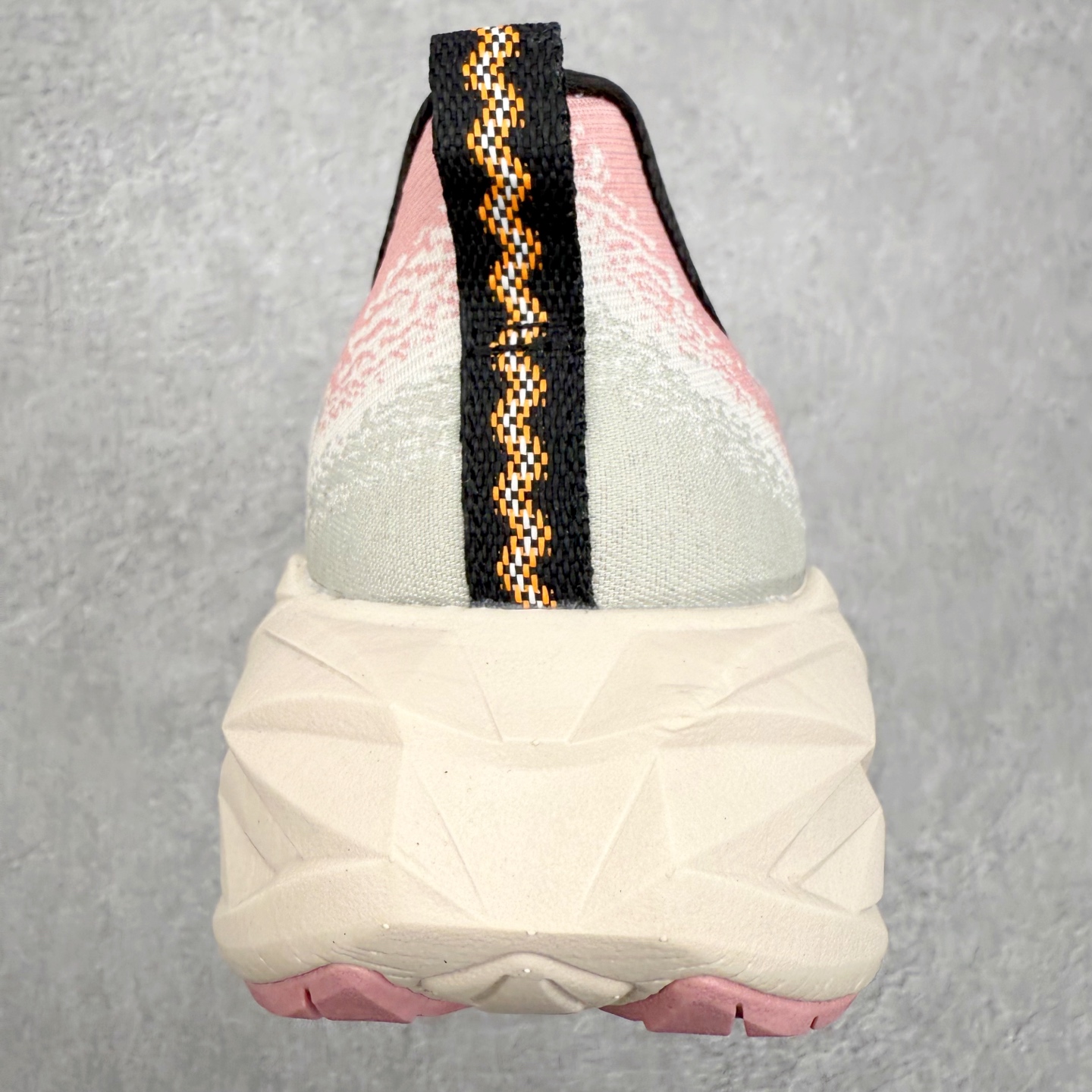 图片[8]-＃特价福利 ASICS NOVABLAST 4 亚瑟士舒适缓震跑鞋 鞋面从NOVABLAST 3的工程网眼升级为一片式轻量编织设计 提升了跑鞋的透气性 并配备结构鞋舌 进一步提升透气性的同时减少鞋舌滑动 从而实现更好的包裹感 后跟结构也是亮点之一 不仅提升了稳定性 还能给跑者提供更强支撑 上脚舒适度非常明显 无论如何跑跳晃动 双脚都被包裹的非常服帖舒适 同时前脚掌有足够空间 中足又很贴合 后跟高度和弧度也都非常舒适 从NOVABLAST 4 采用全新FF BLAST PLUS ECO轻量高能回弹泡棉材料 这是一种超过20%的生物基可再生资源 在带给跑者更舒适体验同时助力减轻环境负担 值得关注的是NOVABLAST 4将成为该系列首款贴有CO2e标签的鞋款 以进一步严格贯彻ASICS亚瑟士的可持续发展理念 大底采用了低密度设计的AHAR LO 更大程度增强鞋款耐磨性 提升使用寿命 外底液采用了全新设计 其灵感来源于植物的斐波那契螺旋叶片图案 独特的几何纹路使新一代鞋款的外观更具标志性 中底和大底设计都是为了让跑者获得更大的能量反馈 更强的回弹性 在跑步过程中轻弹畅跑 看配置就能感受到NOVABLAST 4 的优势 高回弹、高缓震、且耐用的综合长跑训练鞋 尺码：36 37 38 39 39.5 40 40.5 41.5 42 42.5 43.5 44 45-选品中心